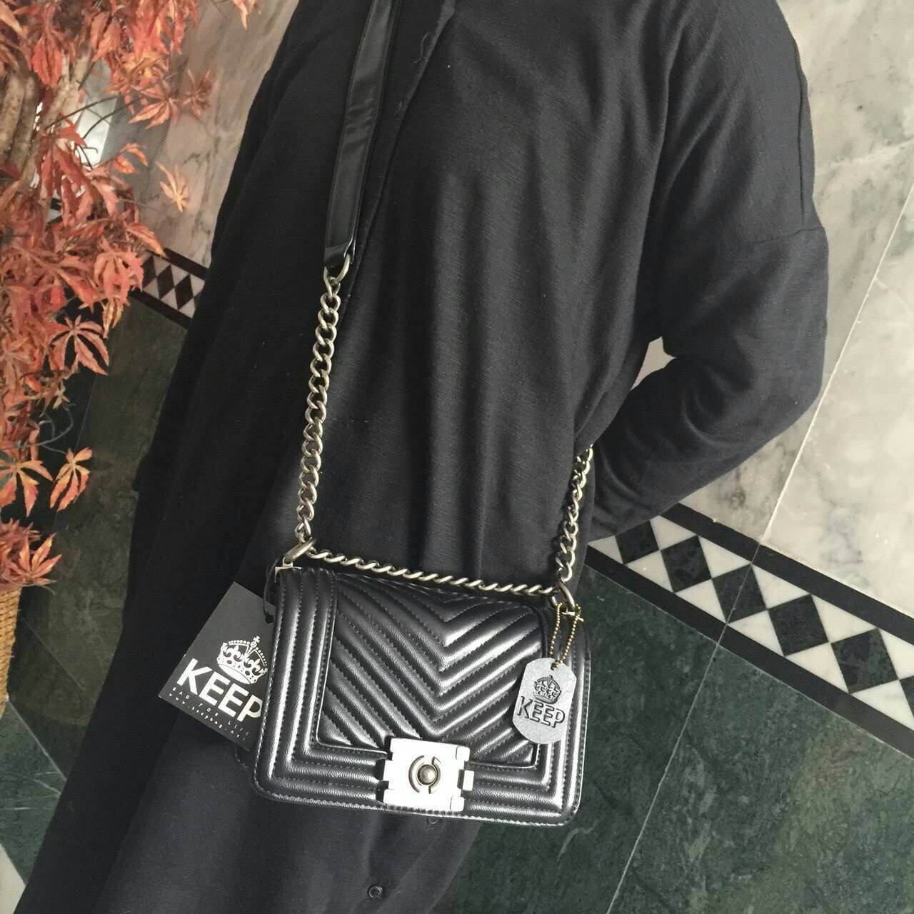 New Arrival!! Keep chain medium shoulder bag กระเป๋าทรงยอดฮิตคะ รุ่นนี้รับประกันความสวย ตัวกระเป๋าหนังเนื้อดี ขนาดกะทัดรัด ภายในสีแดง มีช่องใส่ของจุกจิก สายโซ่ปรับได้ 2 แบบทั้งสายสั้น สายยาว สะพายพาดลำตัวได้คะ น่ารักมาก ใส่ มิกส์ ได้ง่ายกับทุกชุด ใบนี้แนะ