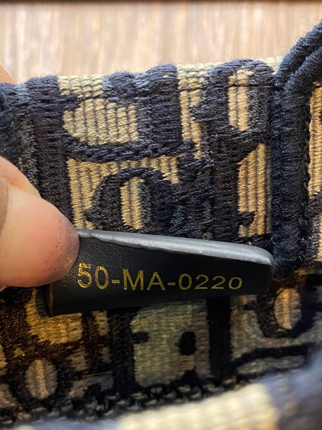 ORI 】Mini Dior Book Tote Phone Bag Blue Dior Oblique Embroidery พร้อมส่งที่ไทย ภาพสินค้าถ่ายจากงานขายจริง ใช้งานต่างประเทศได้ กระเป๋าใบมินิจะใส่โทรศัพท์ได้เช่นเดียวกับของใช้จำเป็นเล็กๆ น้อยๆ ในแต่ละวัน มาพร้อมสายสะพายไหล่แบบปักที่ปรับได้และถอดออกได้ อุปกร