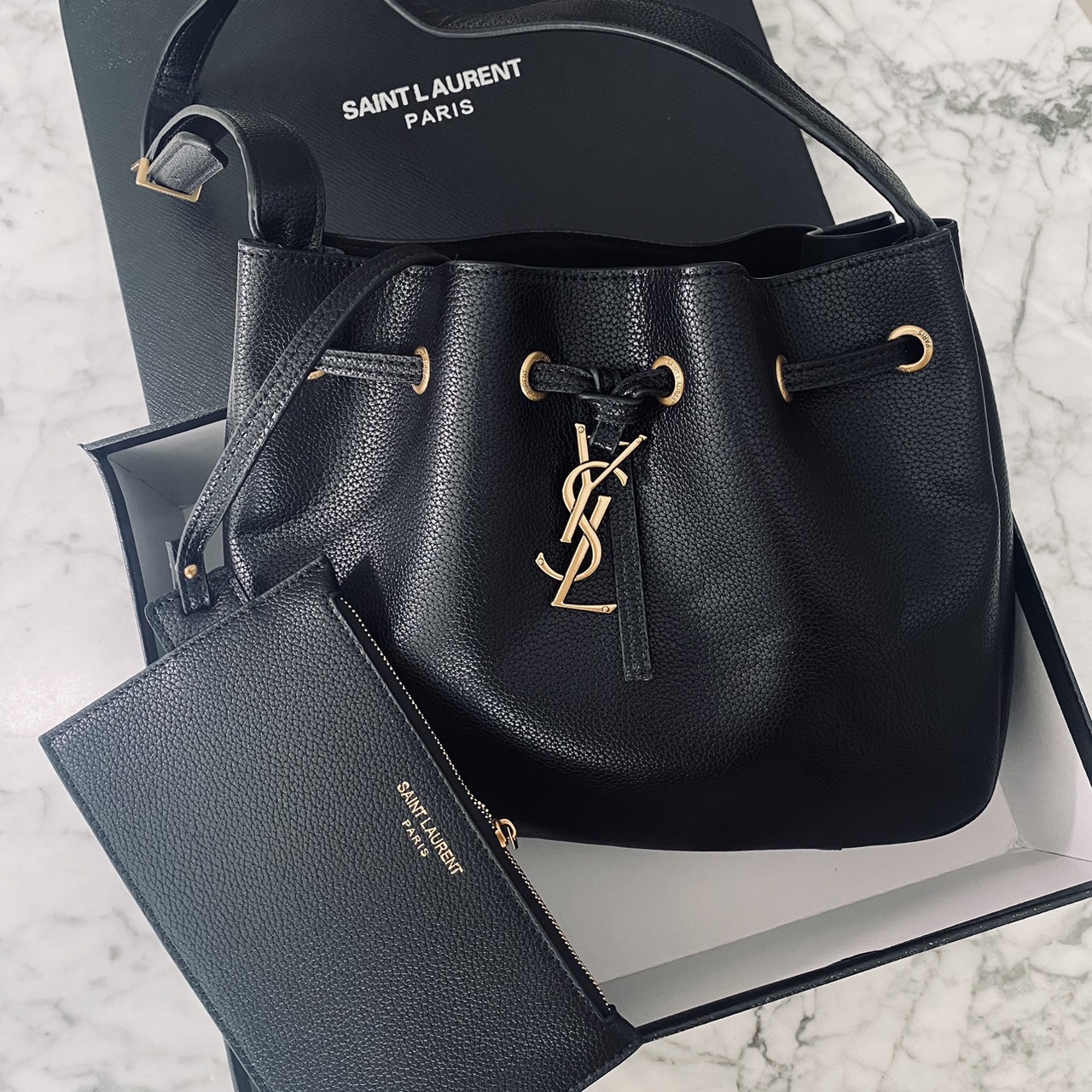 YSL PARIS VII flat hobo bag / YSL Bucket Bag กระเป๋าสะพายทรงโฮโบบัคเก็ต งานหนังเต็มใบ ฟังก์ชั่นสุดเลิศพร้อมเชือกรูด ดีไซน์รูปทรงใช้งานง่าย -- [รับตัวแทนกระเป๋า]
