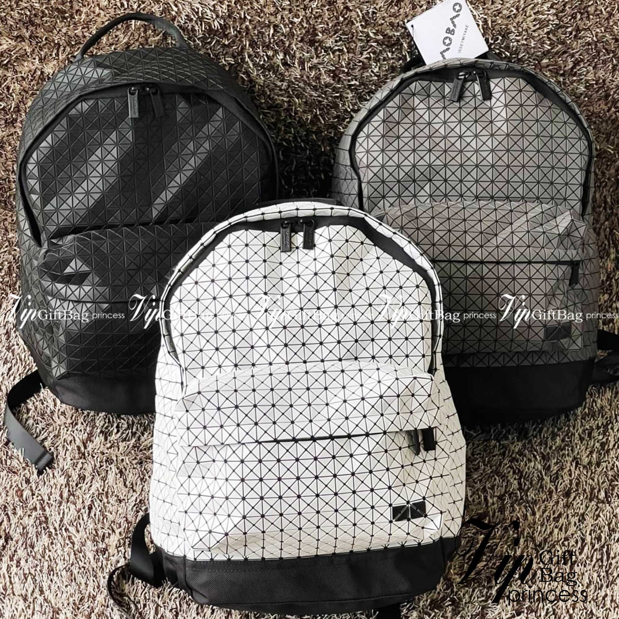 Bao Bao Issey Miyake Daypack geometric backpack กระเป๋าเป้ทรงคลาสสิก รองรับน้ำหนักได้ดี เหมาะกับการเดินทาง เป้สะพายหลังรุ่น Daypack One-Tone Backpack มาในรูปทรงกระเป๋าเป้สุดคลาสสิก โดดเด่นด้วยการออกแบบที่เป็นเอกลักษณ์ วัสดุสามเหลี่ยมขนาดเล็กพิเศษ ได้กลิ่น