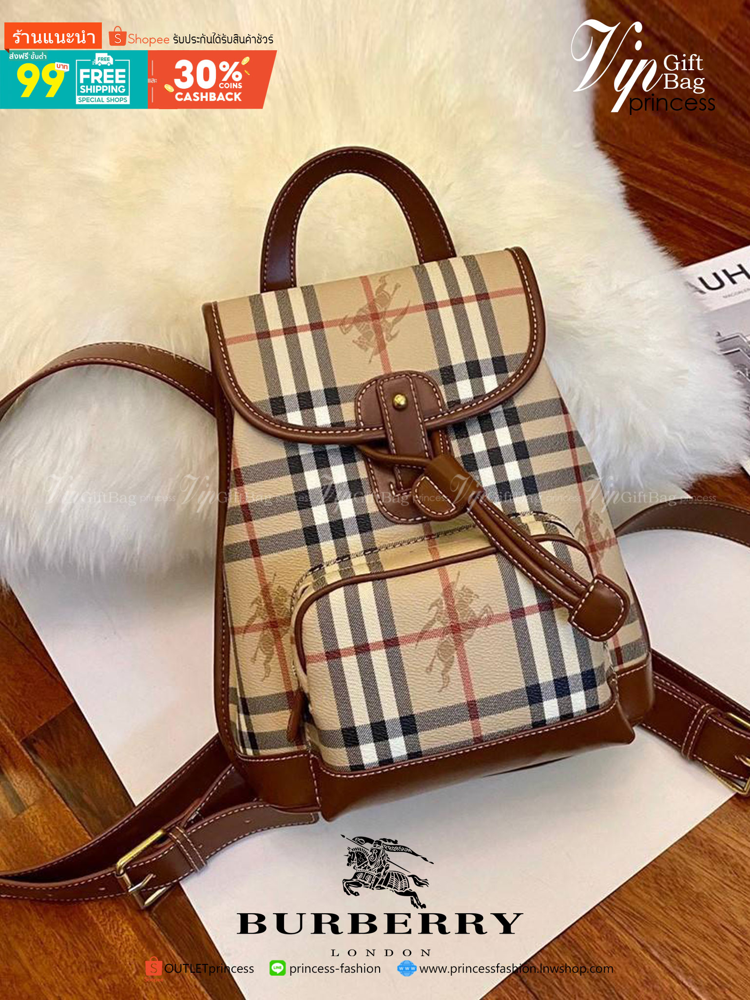 BURBERRY BACKPACK VIP GIFT WITH PURCHASE (GWP) พรีเมี่ยมกิ๊ฟ Limited Edition จาก BURBERRY *กระเป๋าเป้ วัสดุหนัง PVC หนา มีช่องใส่ของหลายช่อง พร้อมช่องซิปหน้า เปิดปิดด้วยหมุดล็อค ภายในมีช่องใส่ของโล่งกว้าง สามารถใส่ของได้หลากหลาย สายสะพายหลังปรับได้ฟรี อะไ