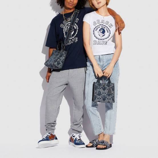 Coach Bape X Coach Tote 22 In Signature Jacquard กระเป๋าถือและครอสบอดี้โท้ทมินิไซส์ รุ่นใหม่สุดฮอต!! ใบจริงคือน่ารักม้ากกกก!! สวยอยู่ทรง มี 2 สี น่ารักน่าใช้ วัสดุหนังแคนวาส มาพร้อมหูจับในตัวและสายสะพายข้าง ถอดออกหิ้วเก๋ๆก็ได้ หรือสะพายถ่ายรูปชิคๆก็ดูดี ล