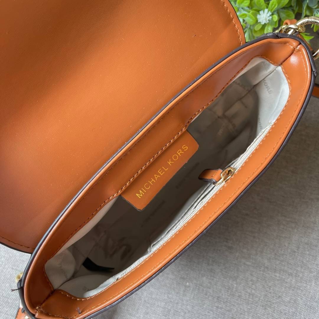 MICHEAL KORS กระเป๋าแบรนด์ดังจาก michael kors กระเป๋าทรงยูสุดชิค งานดี หนังสวยมากก เปิดปิดด้วยกระดุมแม่เหล็ก สายสะพายปรับระดับได้ มาพร้อมกล่อง+การ์ด เลอค่ามากแม่!