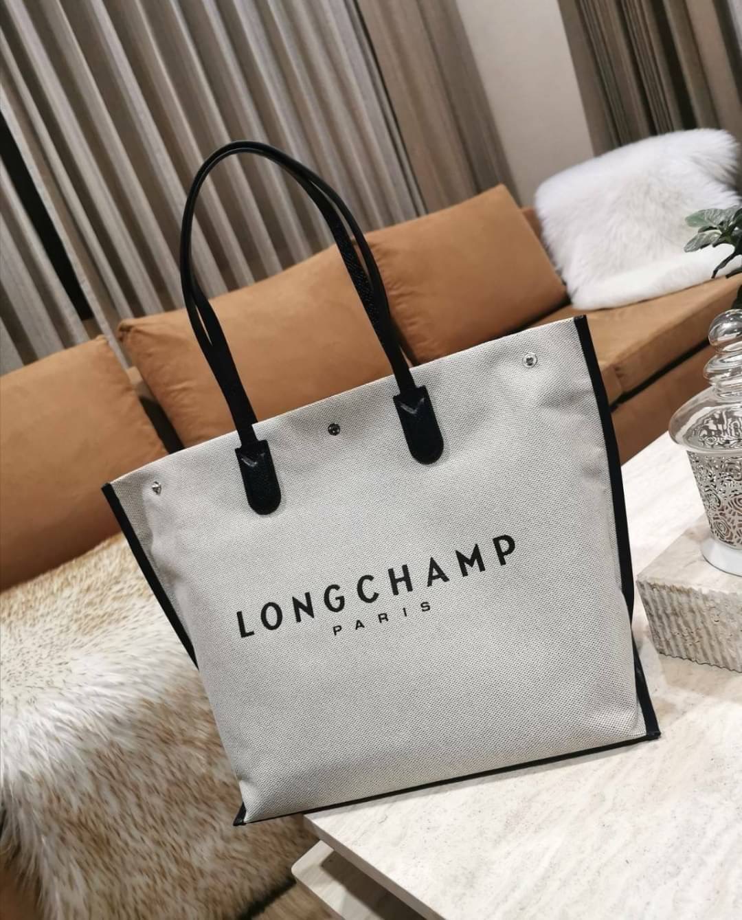 LONGCHAMP ESSENTIAL TOILE SHOULDER BAG L ECRU วัสดุ Cotton Canvas & Grained cowhide คอลเลคชั่นใหม่ ฮิตสุดๆในเหล่าดาราเซเลป ด้วยดีไซน์สวยขนาดกำลังดีเนื้อหนาอยู่ทรง น้ำหนักเบา