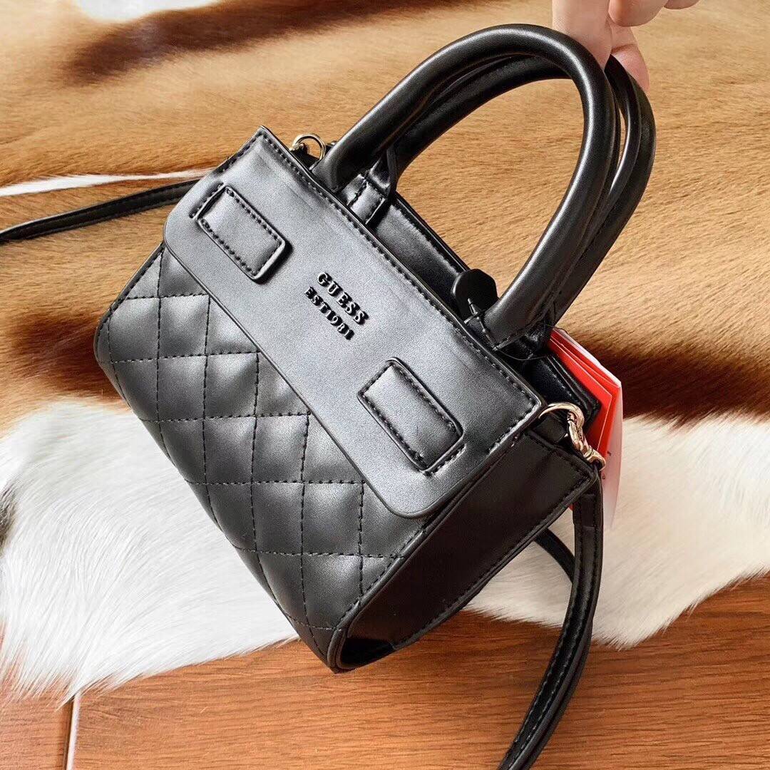 GUESS ELLIANA QUILTED MINI SATCHEL BAG กระเป๋าสะพายรุ่นยอดนิยม วัสดุ PU คุณภาพดี นิ่ม น้ำหนักเบาด้านหน้าประดับด้วยโลโก้แบรนด์สุดหรู เปิดปิดกระเป๋าด้วยซิปสะดวกใช้ ด้านในกว้างมีช่องซิปสำหรับใส่ของ ใส่มือถือได้ทุกรุ่น ซับในลายแบรนด์ สายสะพายหนังเลื่อนปรับระด