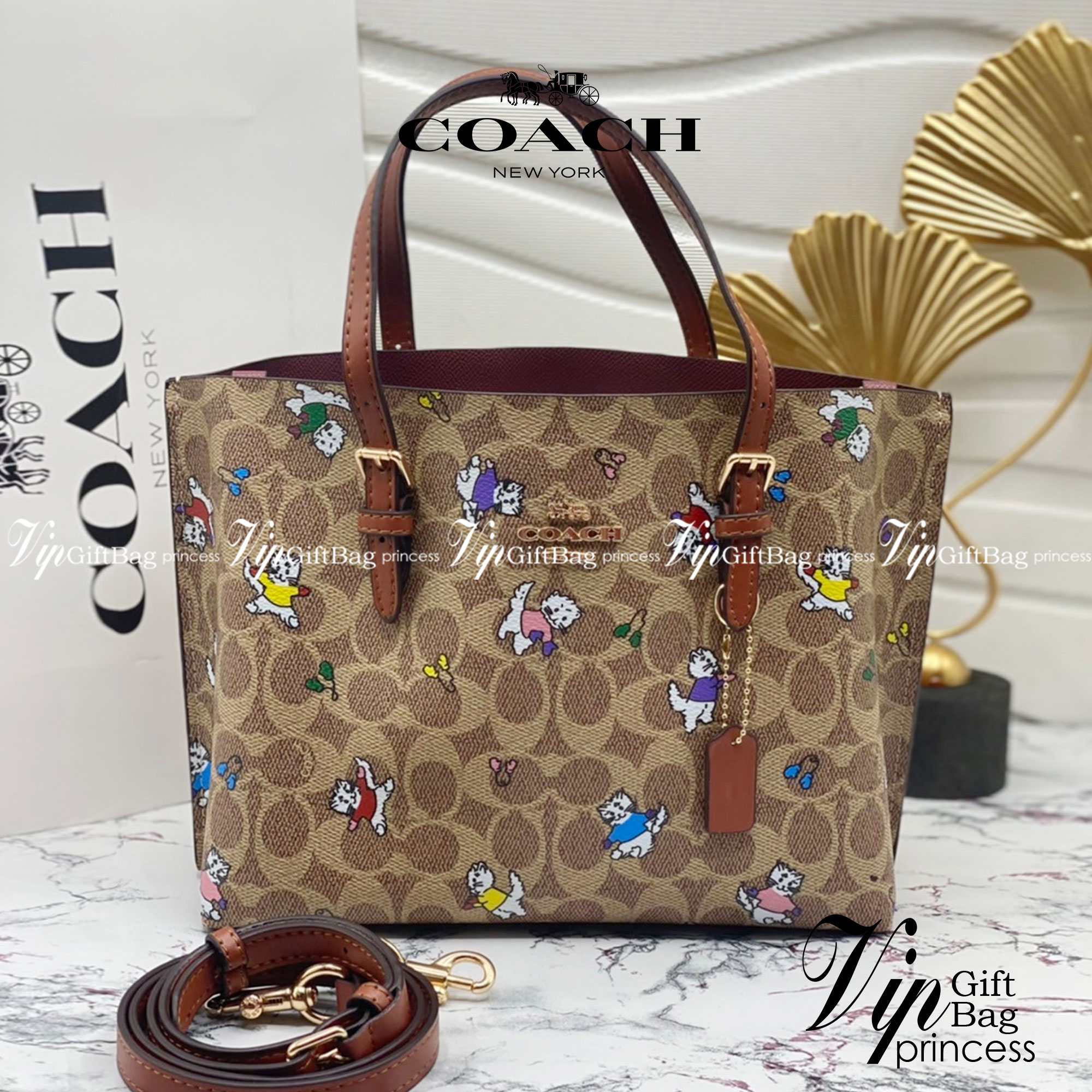 ไม่หลงรัก ทำไงไหว!! COACH MOLLIE TOTE 25 IN SIGNATURE CANVAS WITH SNOOPY (COACH C4250) กระเป๋าถือ กระเป๋าสะพาย รุ่นฮิต พิมพ์ลาย น่ารักเกินเบอร์ได้อีก// ขนาดเหมาะมือ มีสายสะพายยาว ถอดและปรับระดับได้ //วัสดุแคนวาส ผสมหนังแท้ ขึ้นทรงสวย ลาย SIGNATURE ด้านในโ