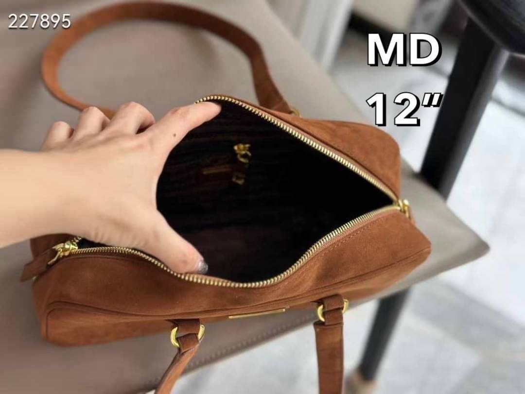 PRADA Suede Shoulder Bag กระเป๋าถือ/สะพายไหล่สุดชิค งานหนังกลับสวยเก๋ สวยเด่นเป็นเอกลักษณ์มาก ดีไซน์เรียบแต่มากมีอยู่จริง สวยดูแพง ที่ไม่มีตอนนี้คือพลาด
