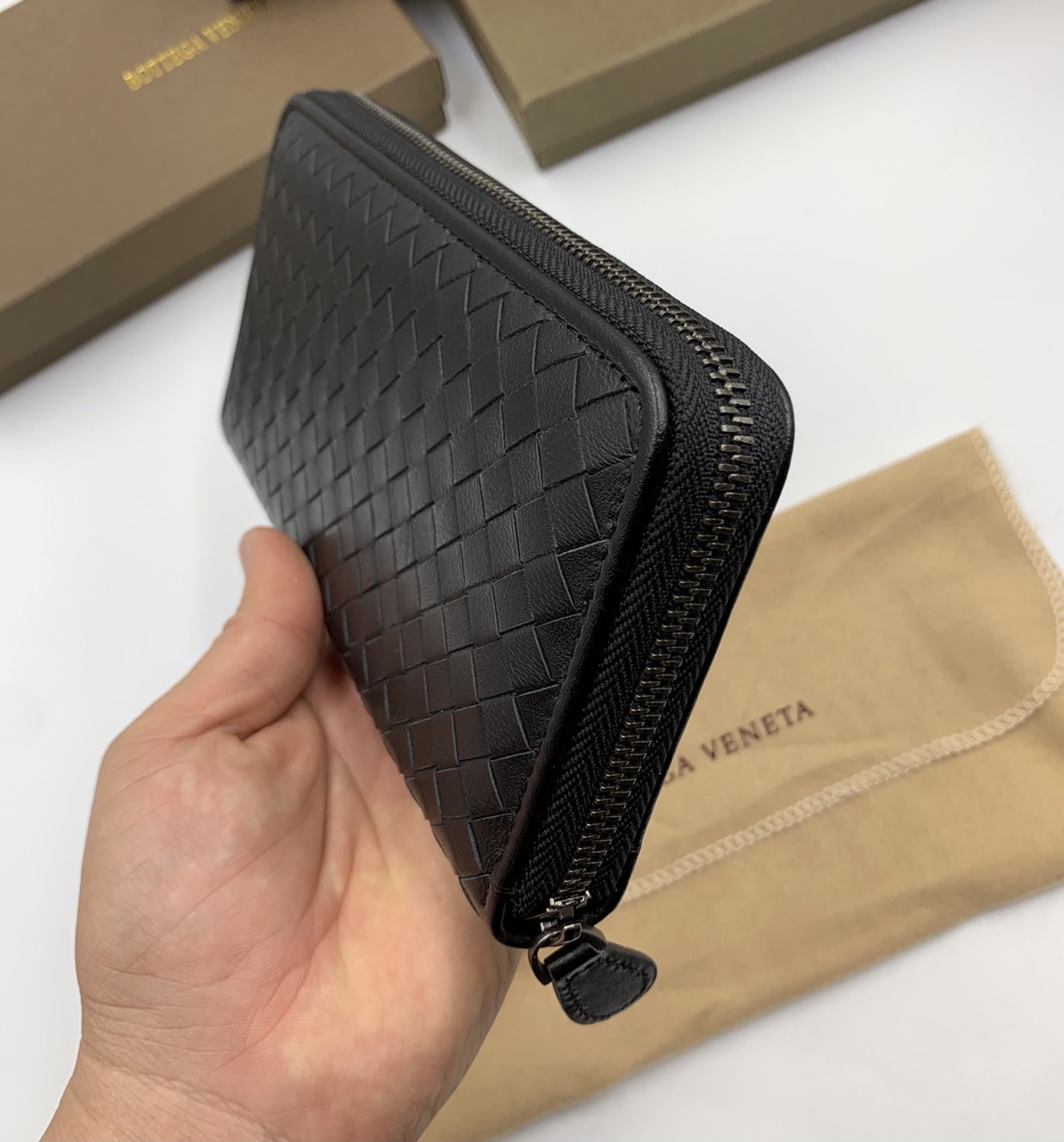 หนังแท้ BOTTEGA VENETA LONG WALLET ZIP AROUND / BV Wallet / BV Long Wallet พร้อมส่งที่ไทย กระเป๋าสตางค์ใบยาวซิปรอบ งานหนังแท้ทั้งใบ รุ่นตามหา เป็นรุ่นยอดนิยม ใช้ได้ทั้งหญิงชาย คลาสสิกหยิบมาใช้งานได้บ่อยที่สุด ใช้ทนทานได้นานภาพสินค้าถ่ายจากงานขายจริง ใช้งา