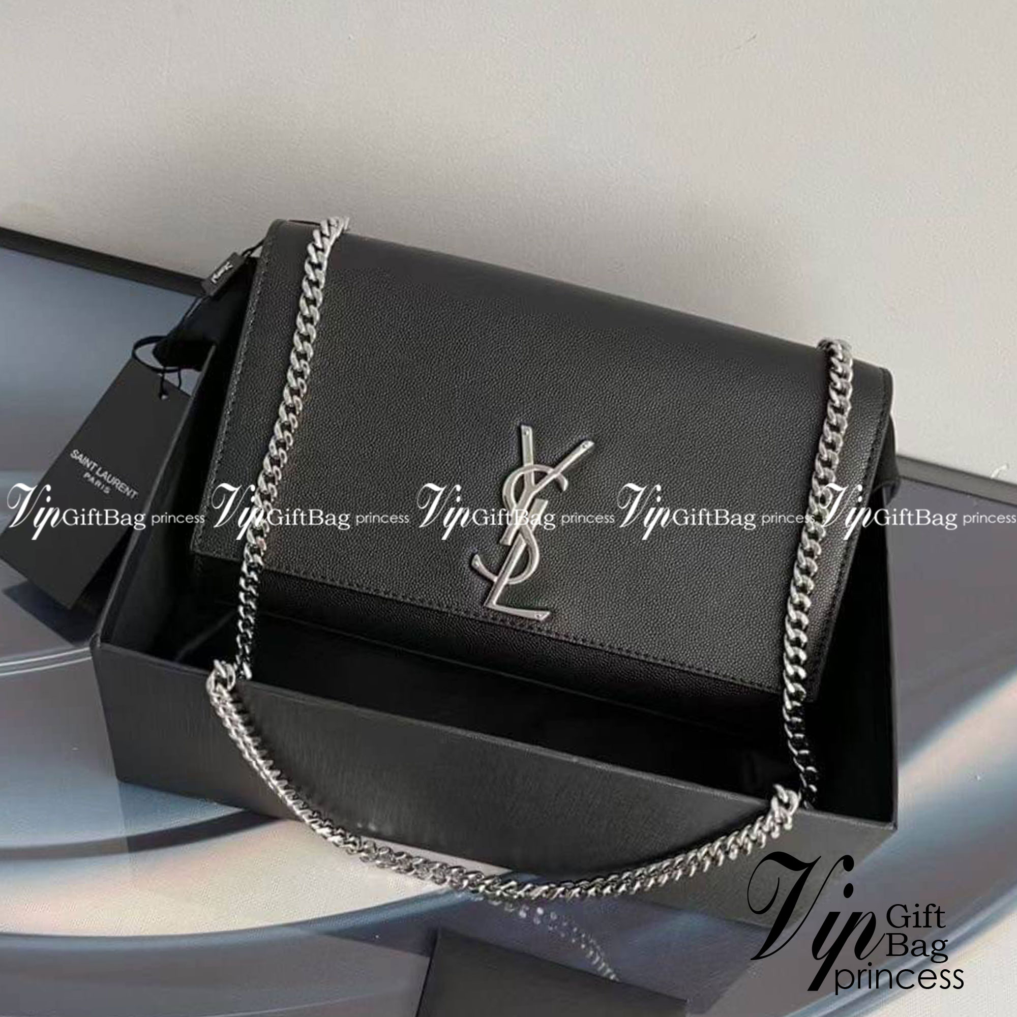 YSL kate medium chain bag in grain de poudre embossed leather 24cm กระเป๋าสะพายแบรนด์หรู รุ่นฮิตลอดกาล งานสวยดูดีมีระดับ ปั้มทุกจุด ขนาดกระทัดรัดกำลังดี มาพร้อมาสะพายโซ่ยาว เลื่อนปรับเป็น 2 แถว เพื่อสะพายเป็นสายสั้นได้ ด้านในโล่งกว้าง ใส่กระเป๋าสตางค์ใบยา