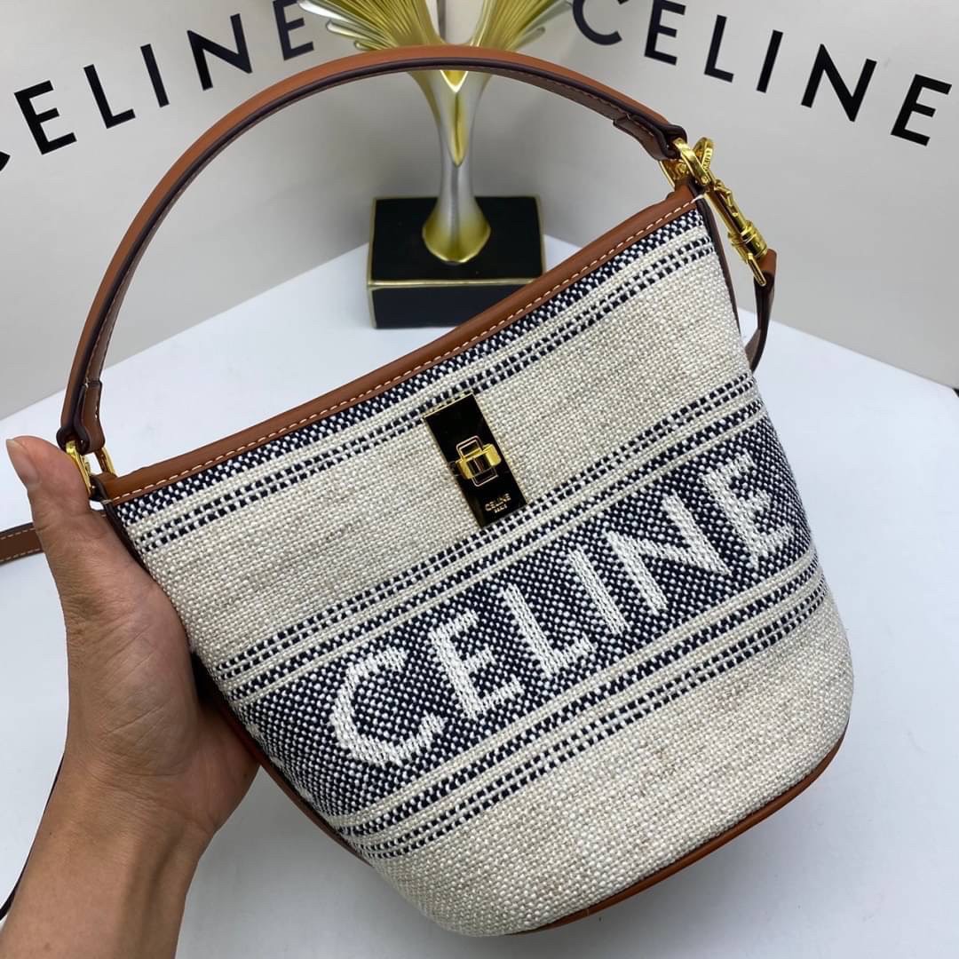 small CELINE TEXTILE BUCKET BAG / CELINE TEEN BUCKET in STRIPED TEXTILE WITH JACQUARD ดีไซน์ทรง Bucket small size เนื้อหนาแข็งแรง ภายในกว้างและจุใส่สัมภาระได้เยอะจุใจ อะไหล่แบรนด์สีทองสุดหรู