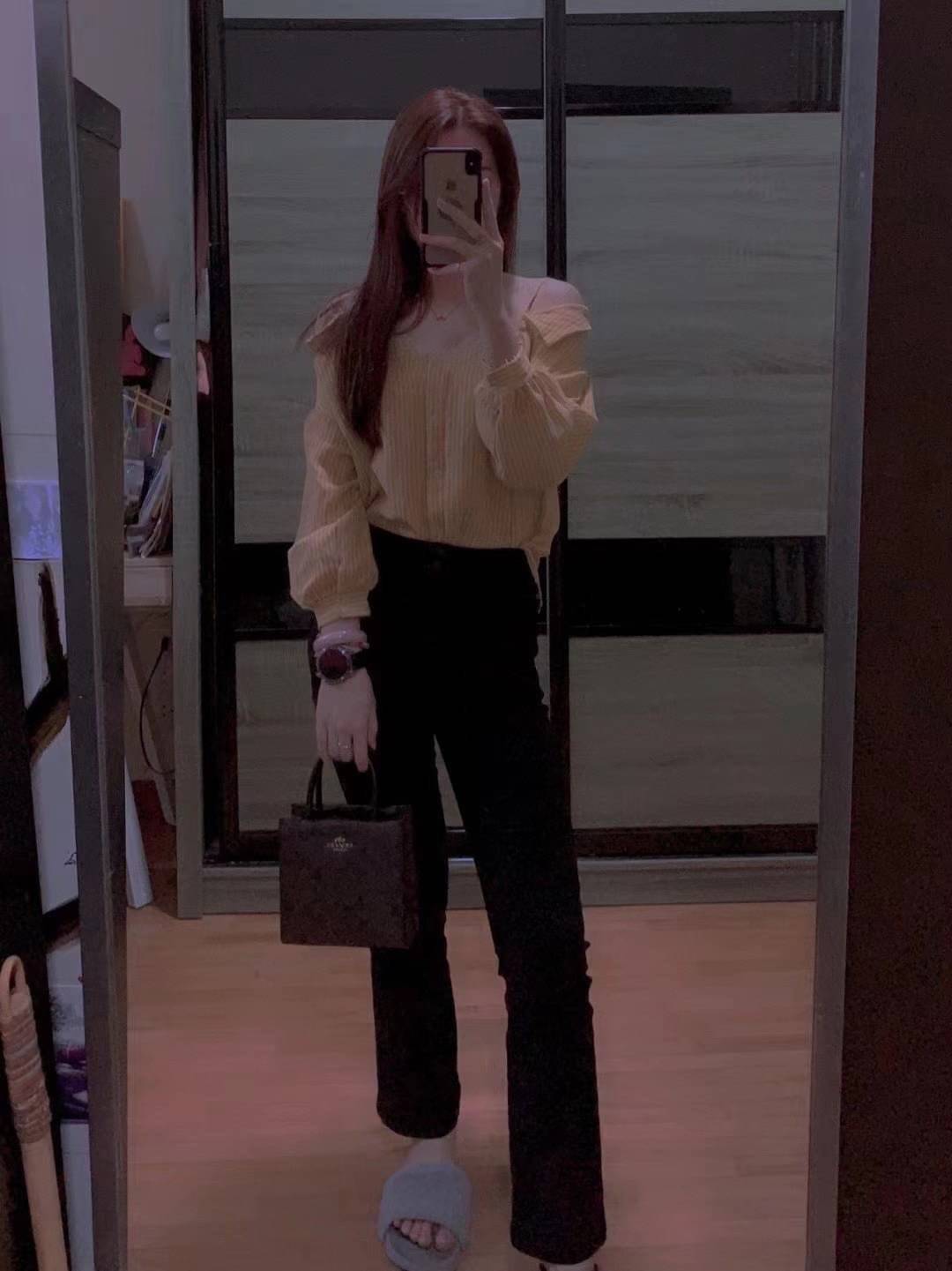 COACH MINI CALLY CROSSBODY IN SIGNATURE ((3599, 2184, 5693, 2134, 2183)) พร้อมส่งที่ไทยทันที! กระเป๋าสะพายครอสบอดี้ร์ กระเป๋าครอสบอดี้โท้ทมินิไซส์ รุ่นใหม่สุดฮอต!! ใบจริงคือน่ารักม้ากกกก!! สวยอยู่ทรง น่ารักน่าใช้ ทรงTote ปากกระเป๋าเปิดปิดแบบแม่เหล็ก ภายใน