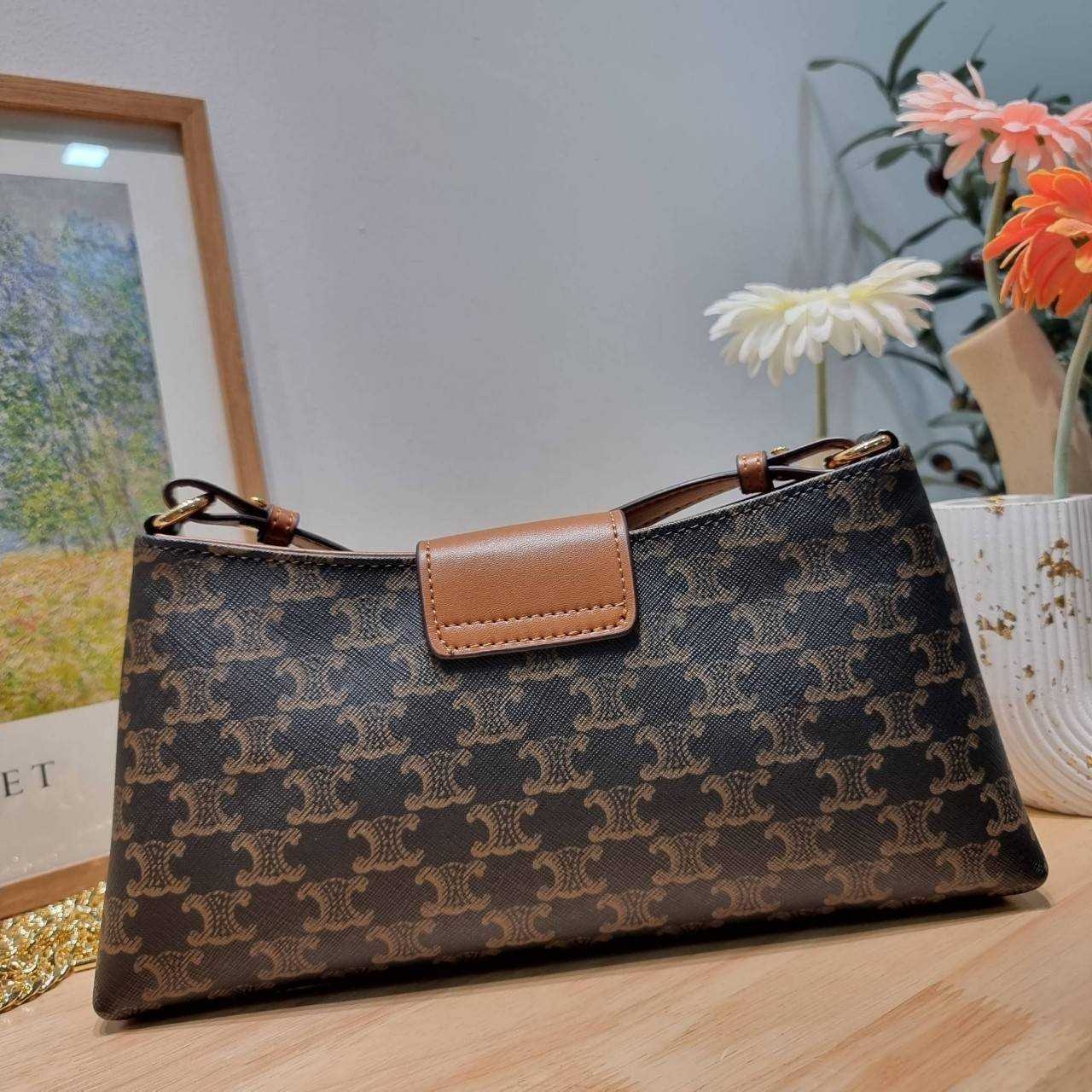 Celine wiltern bag กระเป๋าทรงพอชแบบตัวแม่ สวยมาก สวยแซ่บ ขนาดกำลังดี ใส่ของใส่มือถือได้ทุกรุ่น รูปทรงย้อนยุค สไตล์วินเทจลัคชู มีสายสะพายให้ถึง 2 แบบ สายหนังและสายโซ่ ดูแพงสุดๆ