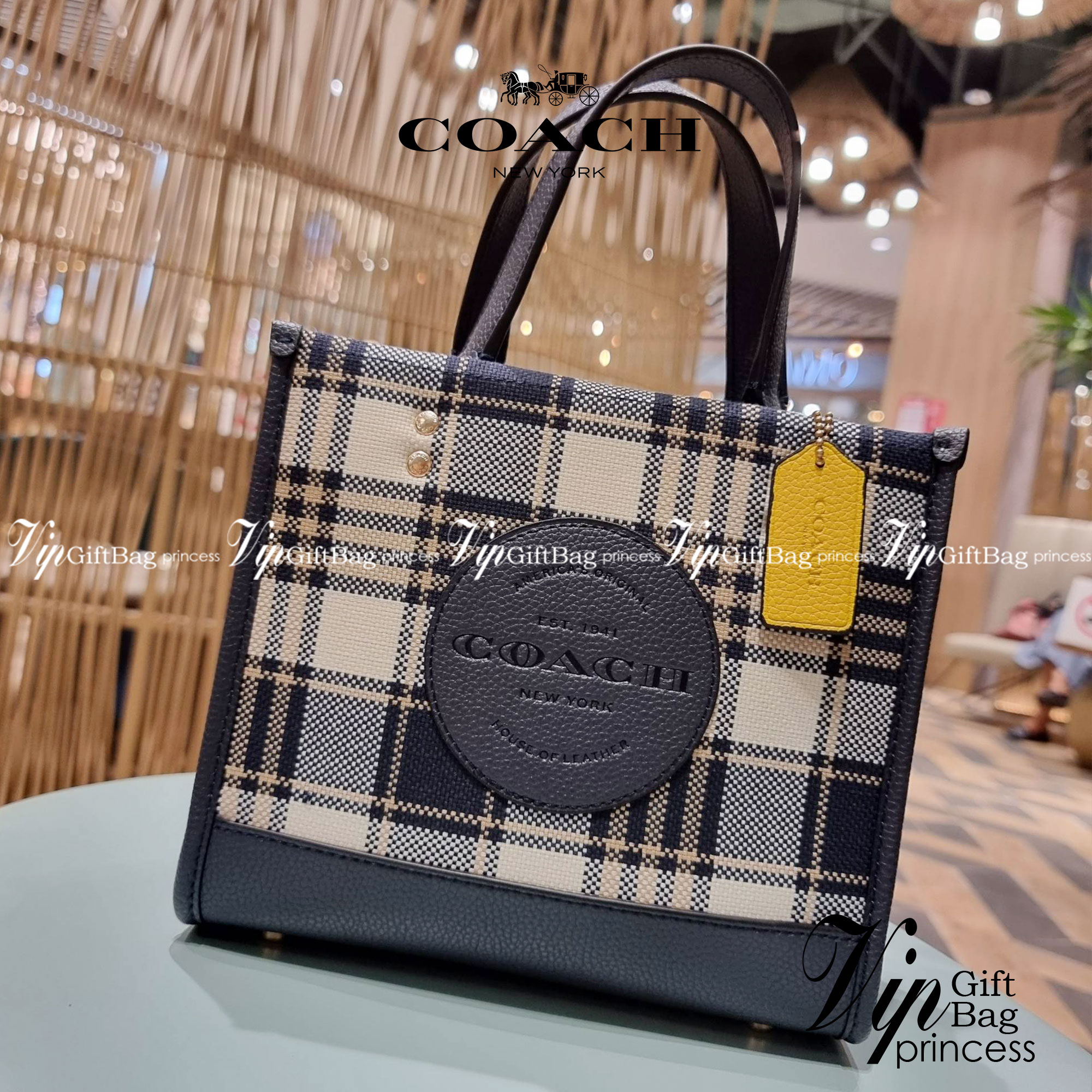 COACH C8198 DEMPSEY TOTE 22 WITH GARDEN PLAID PRINT AND COACH PATCH คอลใหม่สุดคิ้วท์ หวานๆใสๆ น่ารักชะมัด!! ดีไซน์ลายสก็อต เหมาะกับฟีลลิ่งปิคนิคเป็นที่สุด กระเป๋าทรงโท้ท ไซส์กำลังสวย ฟังก์ชั่นการใช้งานก็สะดวกที่สุด มีทั้งสายคล้องในตัว และสายครอสบอดี้ วัสด