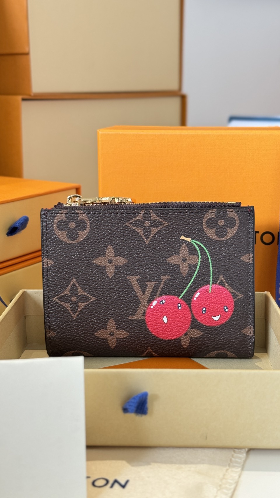 ORI หนังแท้ | LV x TM - Lisa Wallet Cherry Monogram กระเป๋าสตางค์ลิซ่า กระเป๋าสตางค์ใบเล็กรุ่น Lisa ดีไซน์ใหม่จาก Murakami กระเป๋าสตางค์เปี่ยมชีวิตชีวาและใช้งานได้หลากหลาย