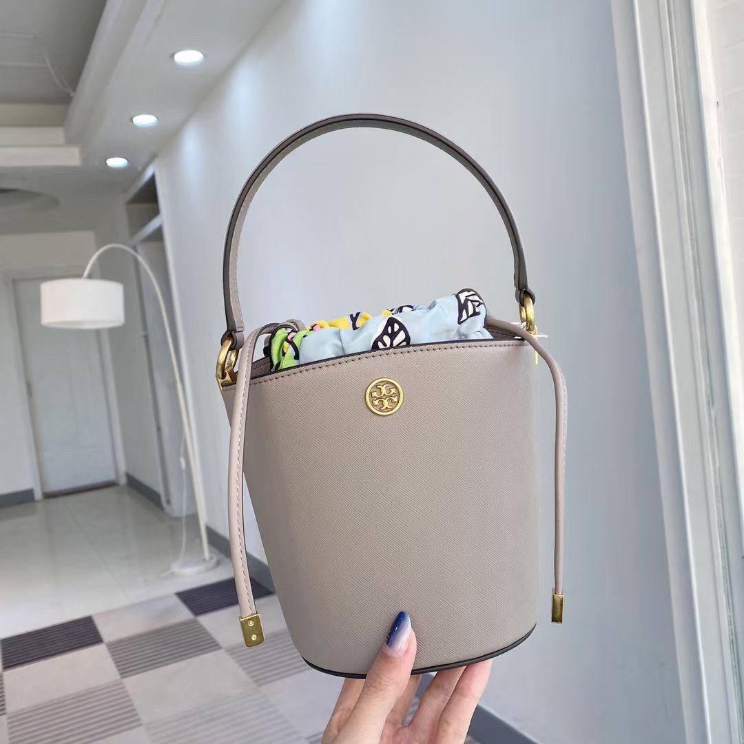 Tory Burch Robinson Mini Leather Bucket Bag 75591 กระเป๋าถือ หรือ สะพายข้าง Crossbody ได้ วัสดุหนังแท้ อะไหล่ทองหรูหรา