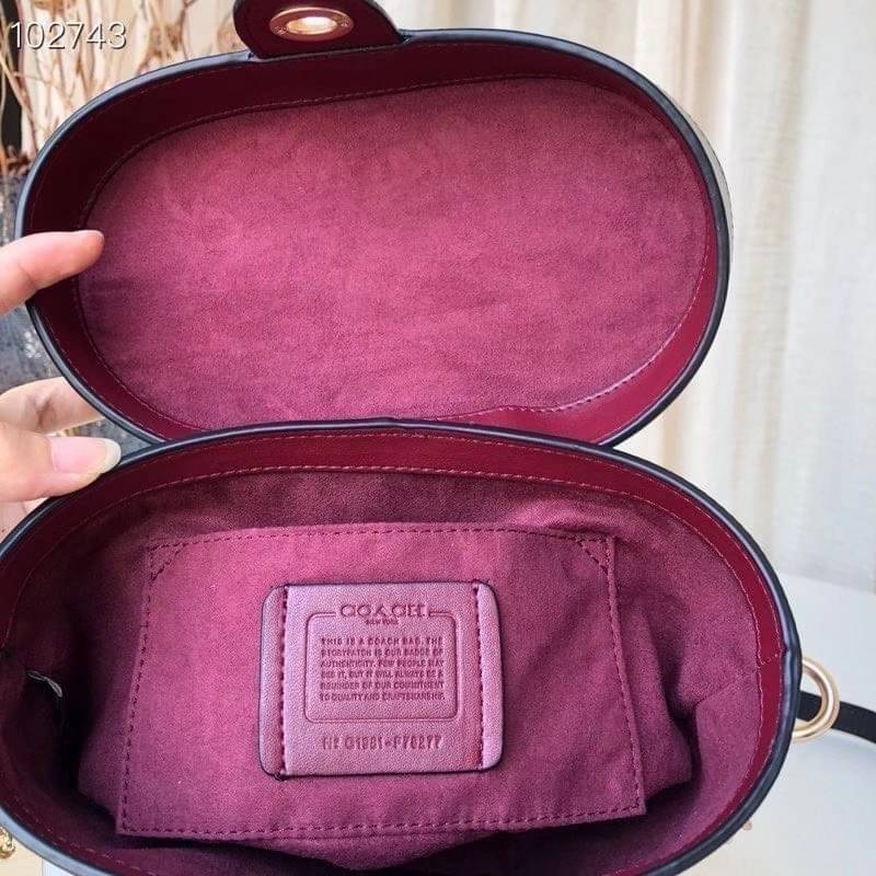 COACH KAY CROSSBODY IN SIGNATURE ((78277)) กลับมาอีกครั้ง! กระเป๋าหิ้ว//สะพายแบบครอสบอดี้ร์ หนังแท้นิ่มสวย เปิดปิดกระเป๋าแบบหมุนล็อค ภายในโล่งสามารถใส่กระเป๋าเงินใบกลางได้;มือถือได้ทุกรุ่น; มีช่องเล็กให้ใส่ของจุกจิก;ซัปในบุผ้าอย่างดีเลยค่ะ มาพร้อมสายสะพาย