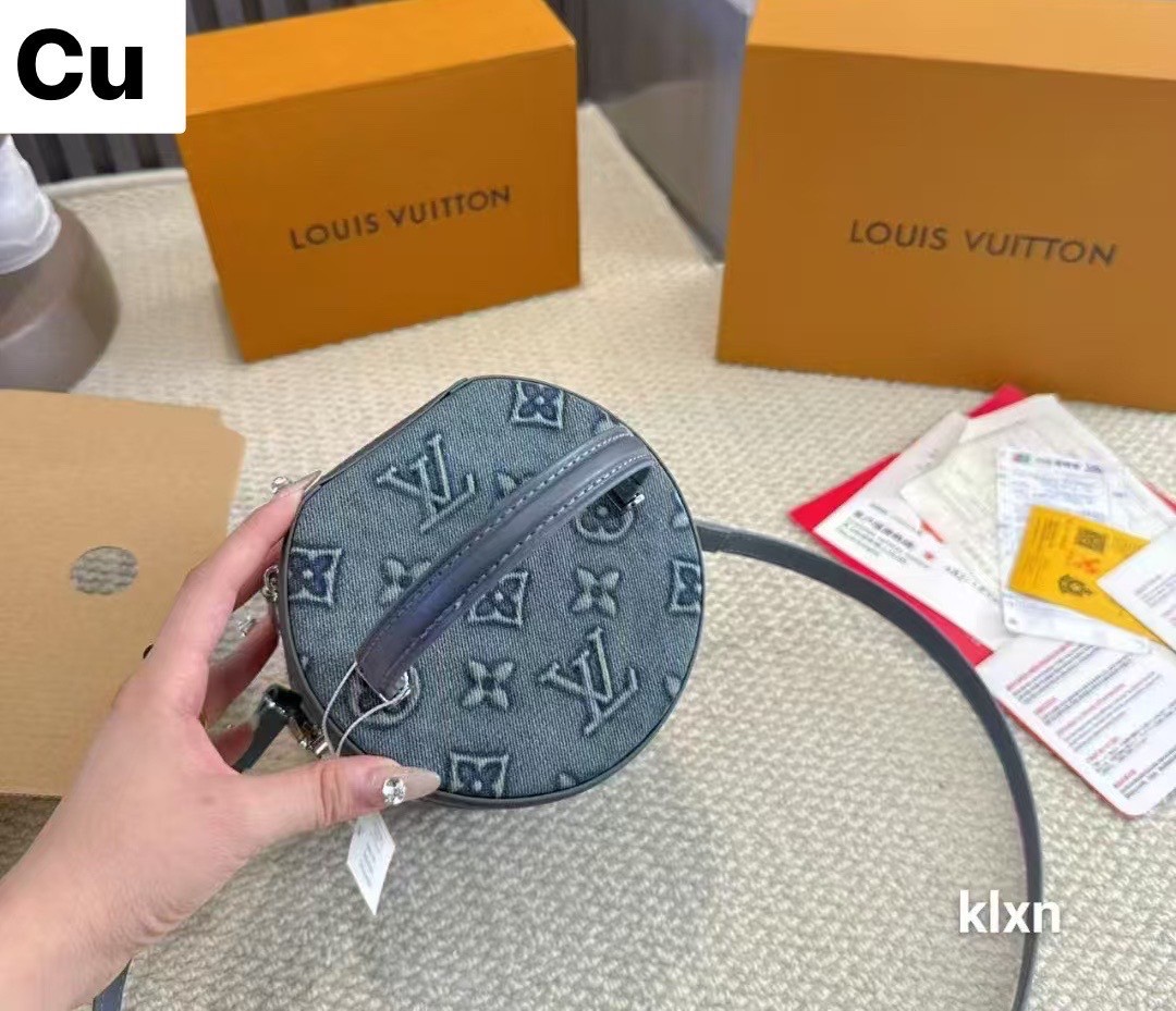 LV Cannes Monogram Denim Bag กระเป๋าสะพายทรงถังเดนิมซีดสไตล์วินเทจ ปั้มนูนโลโก้ลายโมโนแกรม ไอเท็มหรูหราย้อนยุค ผสมผสานความทันสมัย ในรูปแบบกระเป๋าทรง cylinder ที่ไม่เหมือนใคร สุดฮอต ตัวแม่ทุกคนต้องมี สวยคลาสสิคมากๆ