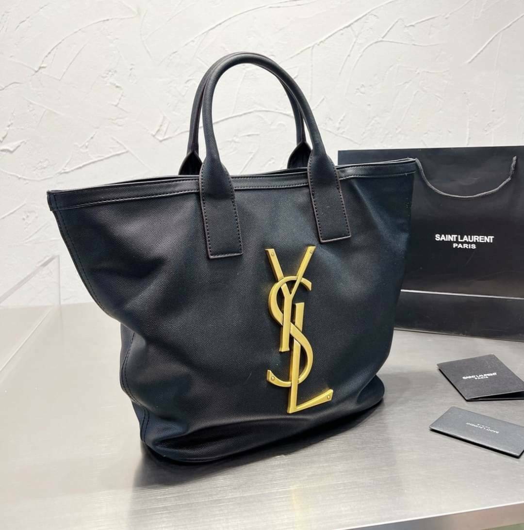 SAINT LAURENT SHOPPING BAG / YSL SHOPPING BAG กระเป๋าถือทรงช็อปปิ้ง พร้อมส่ง โดดเด่นด้วยโลโก้แบรนด์ขนาดใหญ่สวยหรู ภายในกระเป๋ากว้างใส่สัมภาระได้เยอะ มีช่องซิปแยกย่อยให้ใส่ของจุกจิกหนึ่งช่องนะคะ