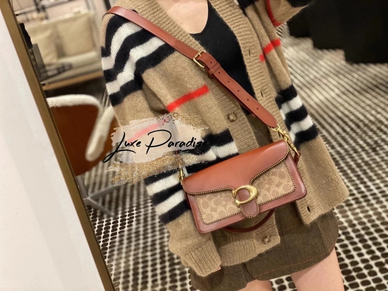 COACH TABBY SHOULDER BAG 26 IN SIGNATURE CANVAS WITH BEADCHAIN (6793,91215) กระเป๋าสะพายไหล่ ดีไซน์วินเทจย้อนยุค สวยคมชัด คลาสสิคใช้ได้ทุกลุค วัสดุหนังแท้สลับหนังแคนวาสเคลือบลาย เปิด-ปิดด้วยแม่เหล็กในตัว รับรองแน่นหนา ด้านหลังมีช่องแยก ภายในเป็นช่องโล่ง ข