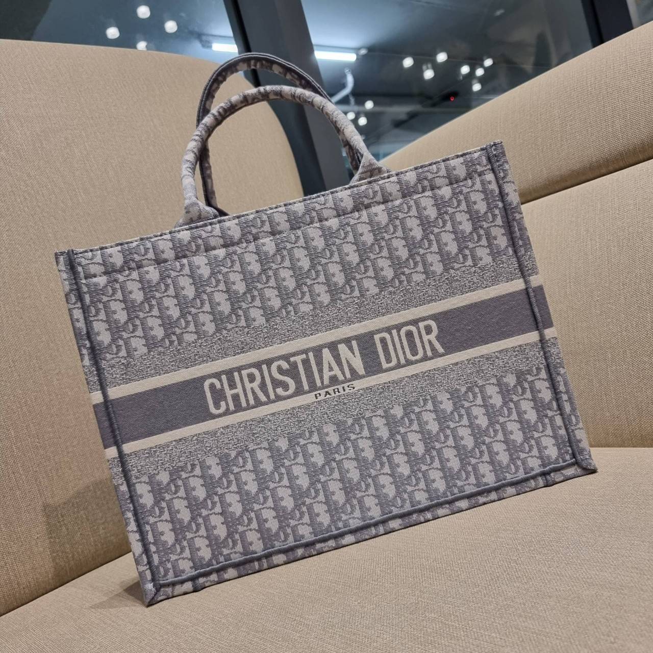 VIP 】HOT ARRIVAL!! DIOR CD SHOPPING BAG WITH GWP กระเป๋าทรงช้อปปิ้งใบใหญ่ จุใจ!! พรีเมี่ยมกิ๊ฟรุ่นดับเบิ้ลฮอต ดีไซน์คลาสสิควินเทจ สวยหรู วัสดุผ้าแคนวาสลายกราฟฟิค ภายในโล่งกว้างมากๆ ใส่ของจุสุดๆ โน้ตบุ้ค ไอแพด กระเป๋าสตางค์ มือถือ หรือเสื้อผ้ายังได้ สะพายค