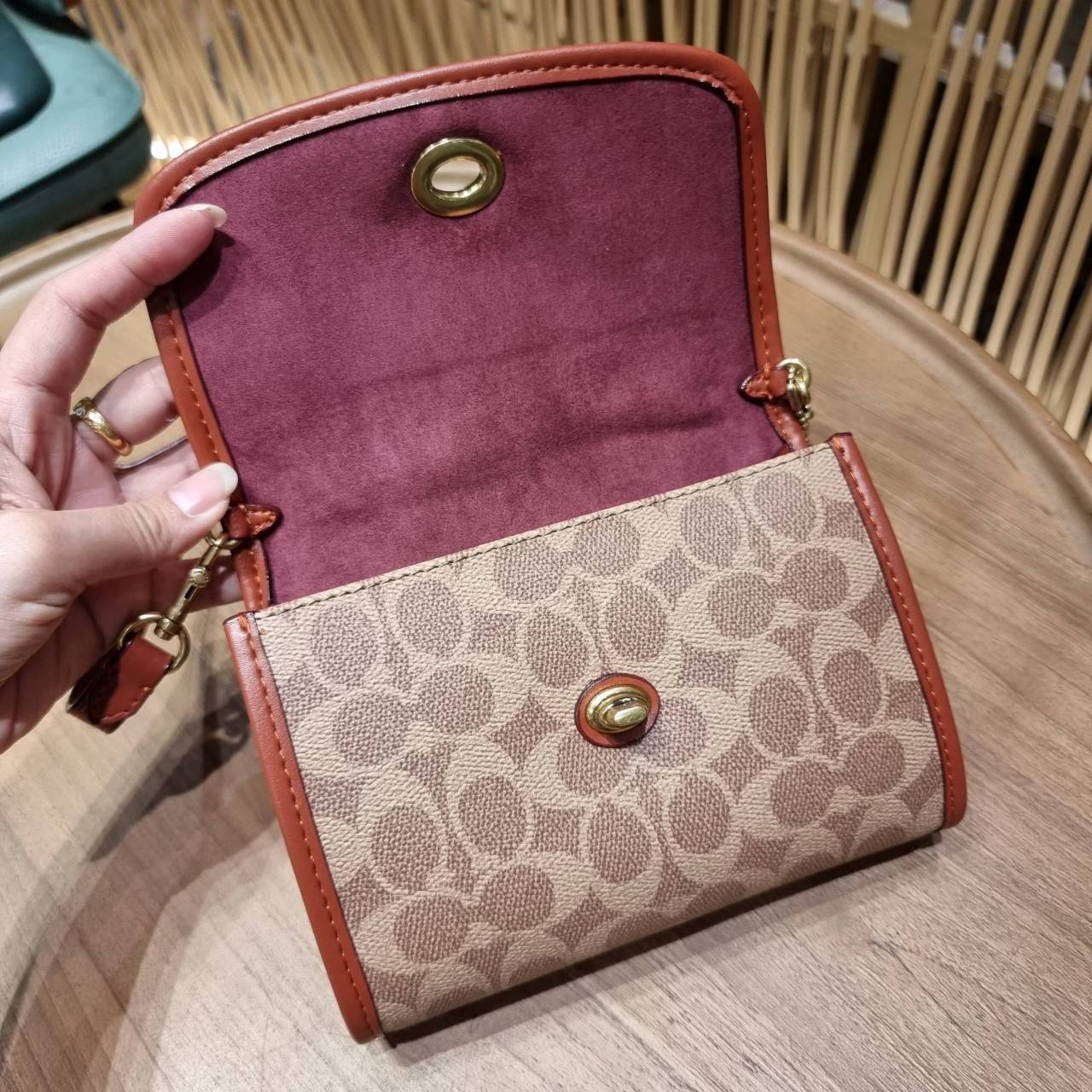 COACH C4204 KIP TURNLOCK CROSSBODY IN SIGNATURE CANVAS คอลเลคชั่นใหม่ สาวกงานดีไซน์สีสนิมต้องปลื้ม!! กับกระเป๋าสะพายข้าง ขนาดพกพาง่าย ใช้งานสะดวกมากๆ วัสดุหนังแคนวาสเคลือบลาย ตัดขอบด้วยหนังแท้ เปิด-ปิดด้วยตัวบิดล็อคแน่นหนา ภายในเป็นช่องโล่ง มีช่องใส่บัตร 