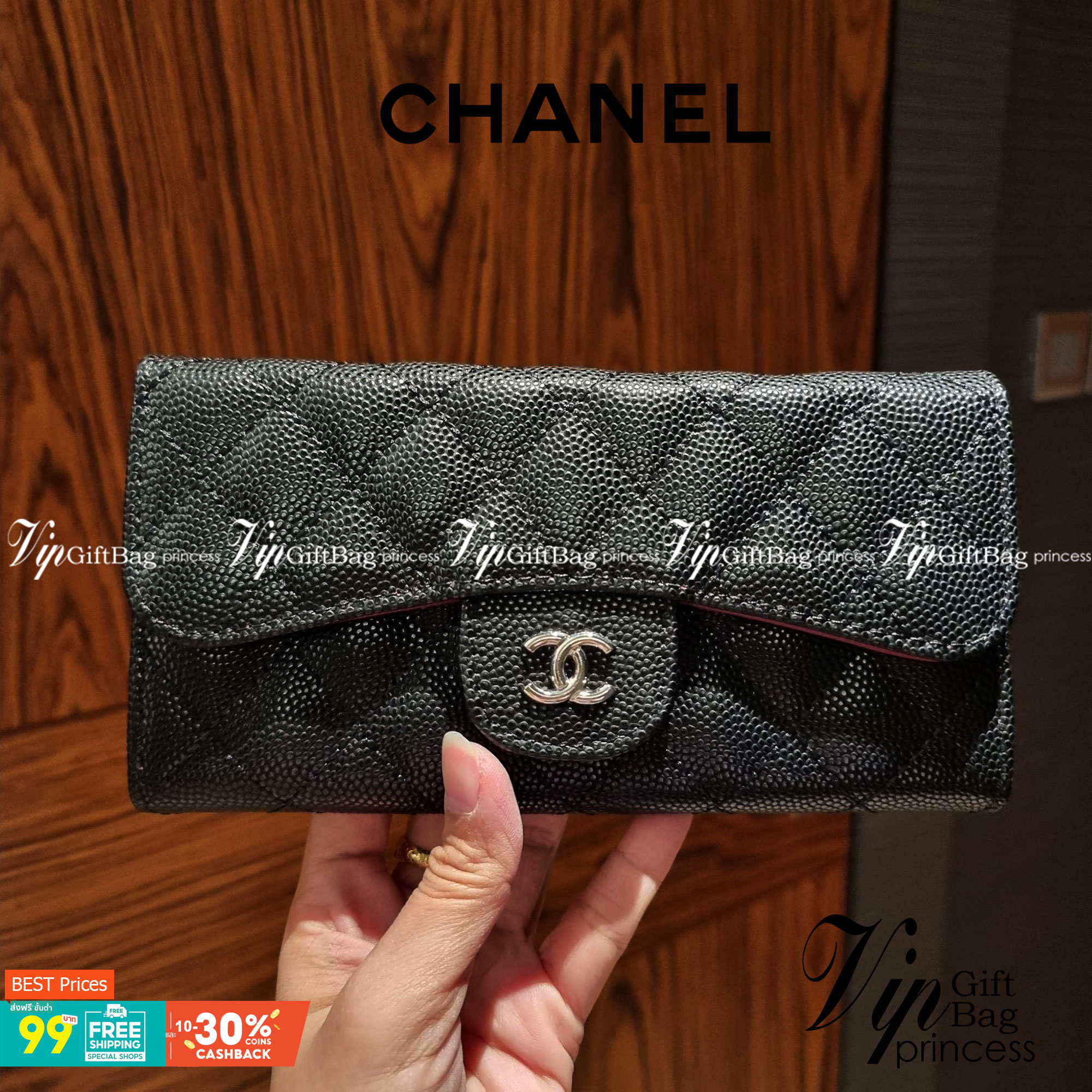 VIP 】กระเป๋าสตางค์ใบยาวรุ่นฝาพับที่ถามหากันมากที่สุด!! สวยรับทรัพย์จาก Chanel วัสดุหนังลายคาร์เวีย ลุคผู้ดีที่สุด เปิด-ปิดด้วยกระดุมแม่เหล็ก ภายในกระเป๋ามีช่องใส่บัตรได้เยอะ ใส่ธนบัตร ใส่เหรียญได้ มีช่องซิปแยกอีกหนึ่งช่อง ดีไซน์เรียบหรูดูคลาสสิค!! สาวๆห้า
