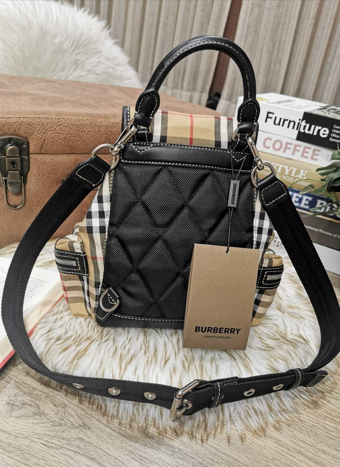 พรีเมี่ยมกิ๊ฟแท้ 100% 】BURBERRY FRAGRANCES VINTAGE 2WAYS RUCKSACK BACKPACK VIP GIFT WITH PURCHASE (GWP) กระเป๋าสะพายพรีเมี่ยมกิ๊ฟLimitedจากเคาน์เตอร์ BURBERRY FRAGRANCES วัสดุ Nylon Canvas ลาย Burberry Vintage Signature สวยคลาสสิค