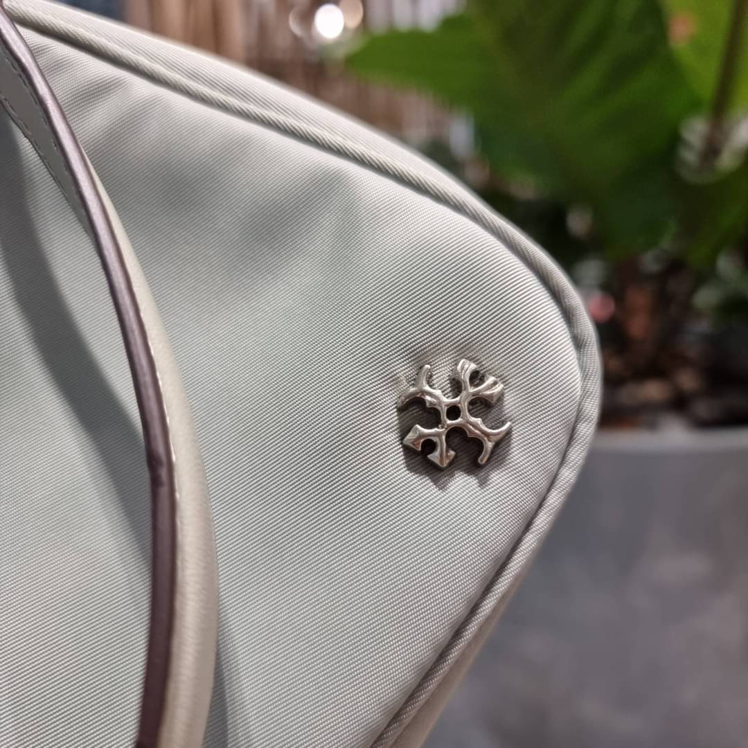 TORY BURCH MERCER NYLON SMALL SHOULDER BAG ใหม่ก่อนใคร!! กับคอลหวานๆ สดใสๆ กระเป๋าสะพายทรงโฮโบ ขนาดกะทัดรัด ฟังก์ชั่นการใช้งานจัดแบบเต็มที่ ด้วยสายสะพายถึง 3 เส้น สายโซ่คล้องแขน สายหนังแบบสั้นคล้องไหล่ และสายสปอร์ตเส้นใหญ่ ดูดี!! คุ่มแค่ไหนคิดดู!! วัสดุผ้