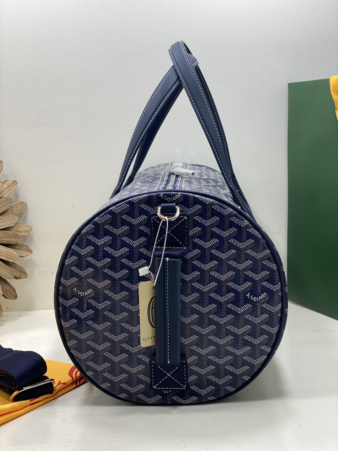 ORI หนังแท้ | Goyard Barrel 40 Sports Bag กระเป๋าสะพายทรง Keepall ใบใหญ่ ดีไซน์สปอร์ต ภายในโล่งกว้าง จุของได้เยอะ มีหูจับด้านบน เพิ่มฟังชั่นหูหิ้วด้านข้าง สะดวกใช้งาน
