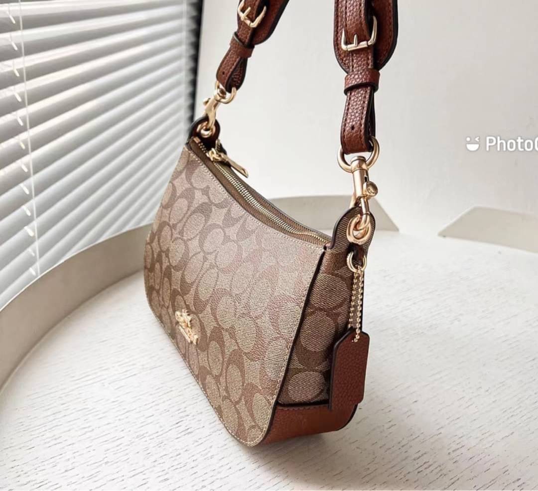 OUTLET 】COACH JES BAGUETTE IN SIGNATURE CANVAS (C7264) GOLD/KHAKI SADDLE สินค้าพร้อมส่งที่ไทย