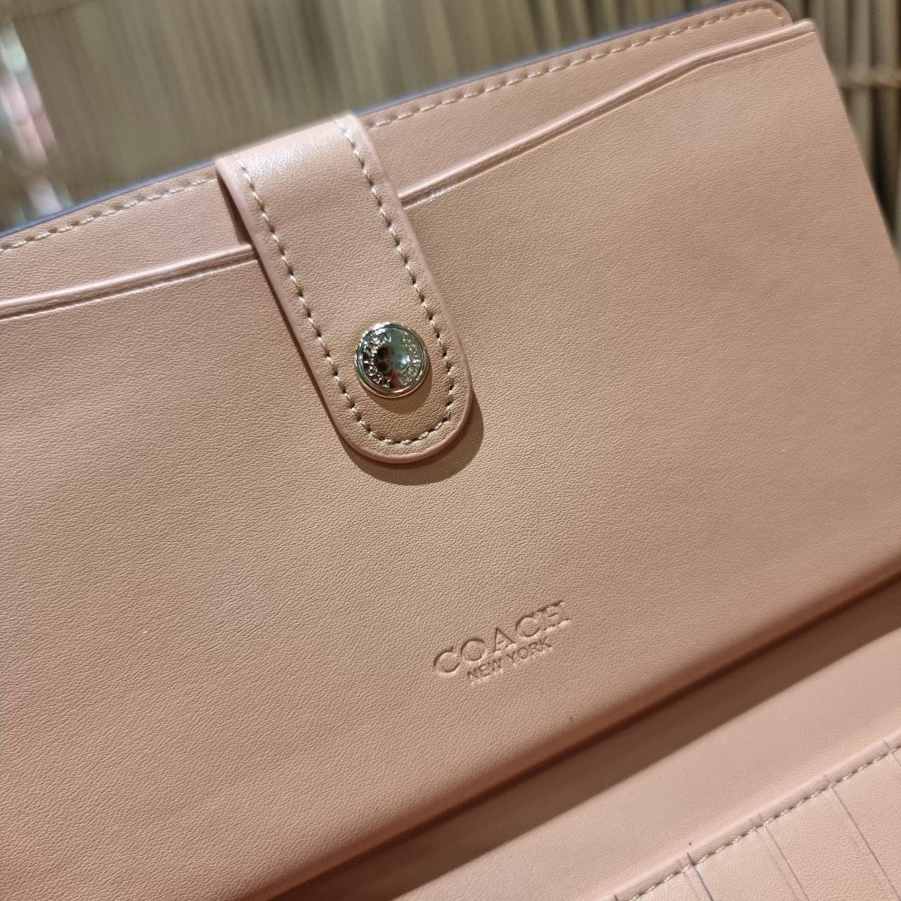 พร้อมส่ง 7 สี COACH C2874 TECH WALLET IN COLORBLOCK SIGNATURE CANVAS จัดให้สีใหม่ก่อนใคร!! ดีไซน์ใหม่ คอลเลคชั่นสวยหรู กระเป๋าสตางค์พร้อมสายคล้องมือ ง่ายต่อชีวิตมากจ้า!! มันดีอะไรเบอร์นี้ ใส่ได้ทั้งบัตร และโทรศัพท์ก็ใส่ได้ทุกรุ่น แถมยังมีช่องซิปแยกไปอีก ช