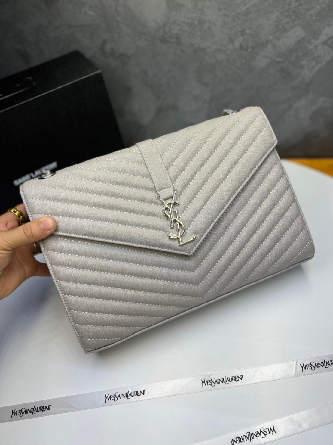 หนังแท้ YSL college large chain bag in quilted leather 30cm กระเป๋าสะพายใบใหญ่ ดีไซน์ทรงสวยหรู ตอบโจทย์ได้ทุกสไตล์ ภาพสินค้าถ่ายจากงานขายจริง ใช้งานต่างประเทศได้