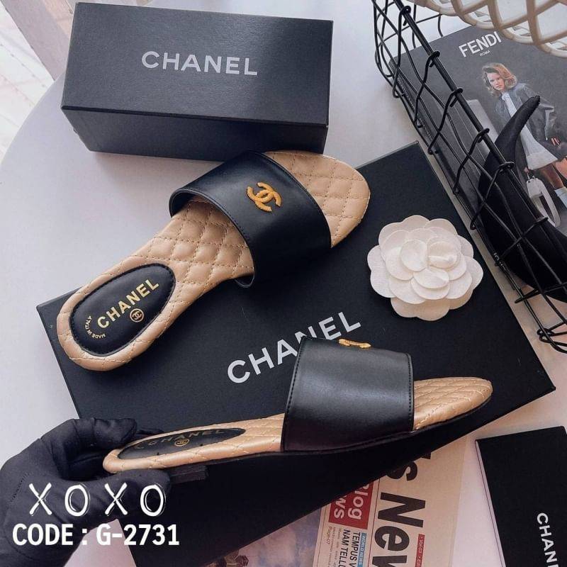 CHANEL SANDALS แตะสวม สวย เรียบ หรู งานชิค แมทส์ชุดง่าย น้ำหนักเบา วัสดุหนัง PU ปักเดินด้ายโลโก้แบรนด์ พื้นงานเย็บตาราง
