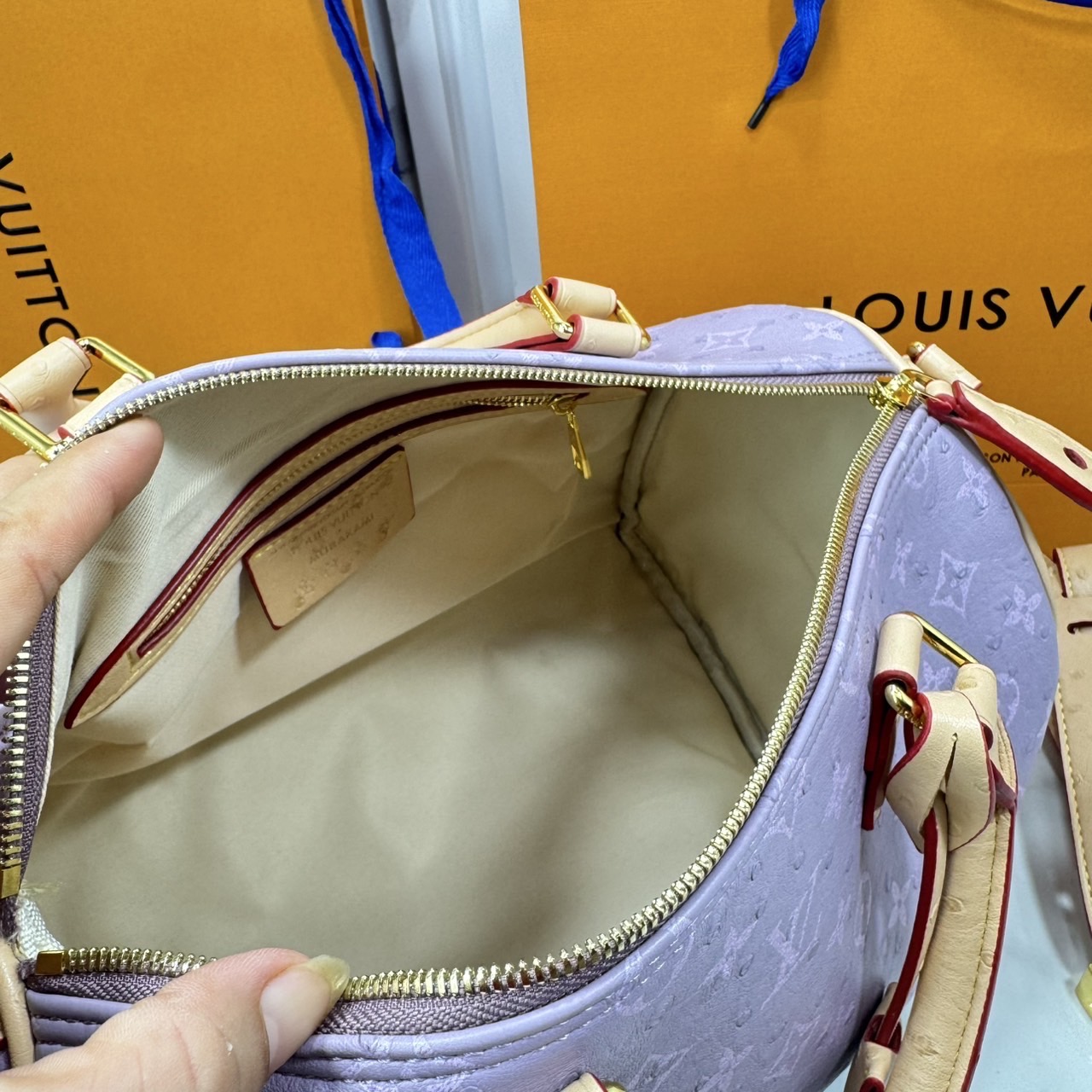 ORI หนังแท้ | LV Speedy P9 Bandoulière 30 Bag กระเป๋าสะพายทรงหมอนสปีดี้ใบใหญ่ คอลใหม่ล่าสุดหรูหราโดดเด่น แต่งลายนูนเพิ่มเท็กเจอร์เต็มใบ รูปทรงใช้งานง่ายสวยตลอดกาล