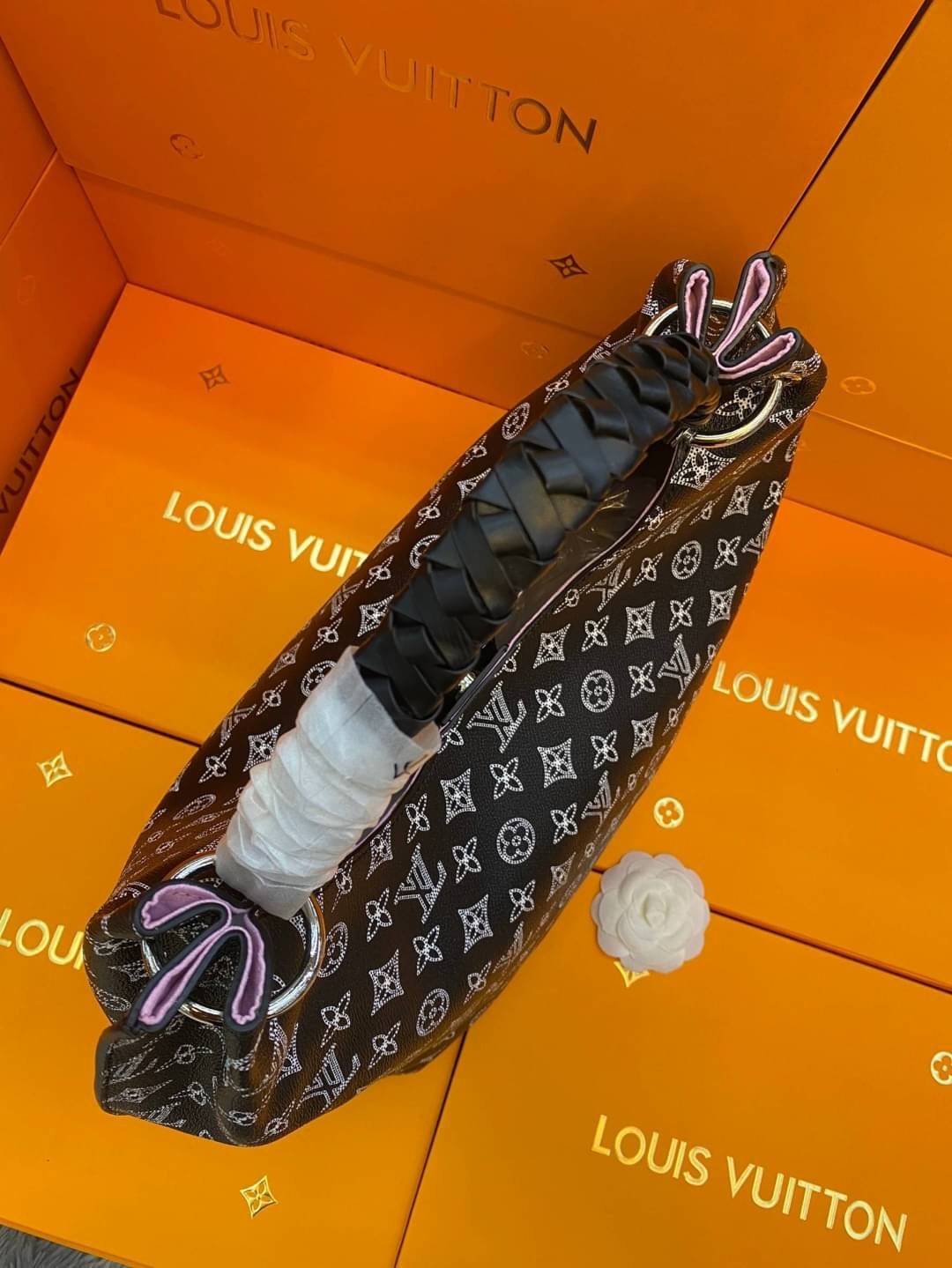 LV Mahina Carmel Bobo Bag ใหม่ล่าสุดก่อนใคร สวยได้ไม่ต้องรอ กับคอลใหม่ลุคลูกคุณ ตอบโจทย์ได้ทุกลุค ทุกไลฟ์สไตล์ ใช้งานได้ง่ายคล่องตัว กับกระเป๋าสะพายข้าง ภายในเป็นช่องโล่ง สะพายไปเที่ยว ทำงาน ออกเดท โอกาสไหนๆก็พร้อมออกงานไปเลยจ้า