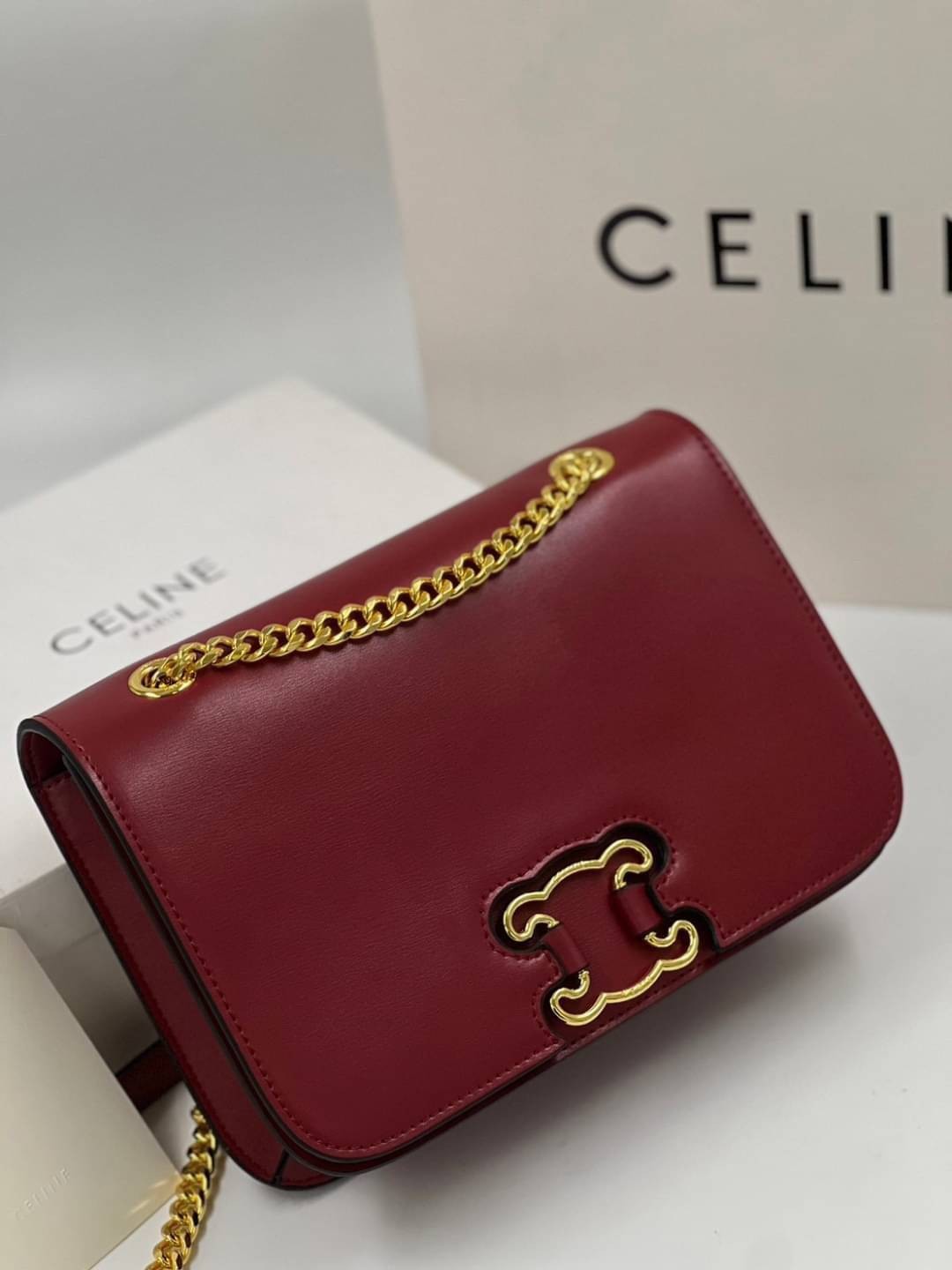 CELINE Classique Triomphe Bag in shiny / CELINE TRIOMPHE WITH CHAIN กระเป๋าสะพายทรงกล่องคล้าย Classic Box แต่มีรุ่นใหม่ออกแบบโลโก้สะดุดตาวินเทจ ด้วยดีไซน์ที่ดูโฉบเฉี่ยว