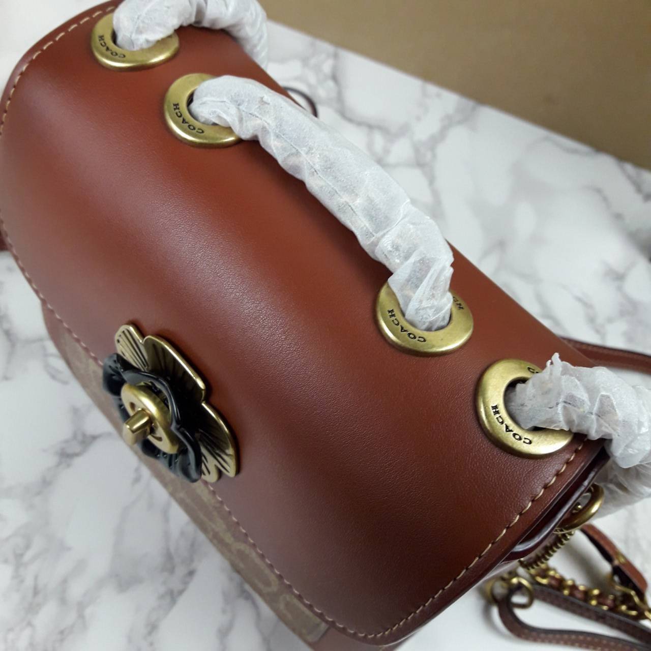 OUTLET 】COACH MADISON CONVERTIBLE BACKPACK 18 IN SIGNATURE CANVAS (C0828) ใบเดียว เปลี่ยนลุคได้เยอะขนาดนี้ ต้องมีแล้ว 🍁ใบนี้ ปรับลุคได้ตามใจสั่งเลย >> เป็นเป้ได้ คล้องไหล่ได้ คลอสบอดี้ได้ หรือจะปรับสายสั้นเก็บด้านในกระเป๋า ถือแบบสวยๆ ดูดีแบบ