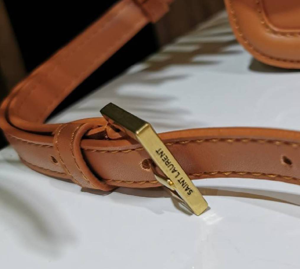 VIP 】YVES SAINT LAURENT BAG VIP GIFT WITH PURCHASE (GWP) Must Have! พร้อมส่งความสวย..items หายาก! พรีเมี่ยมกิ้ฟ Limited จาก YSL DUTY FREE COUNTER วัสดุหนังแท้ Calf skin ทรงสี่เหลี่ยมหนังสวยหรูอยู่ทรงเปิดปิดด้วยฝาปิดโลโก้แบรนด์อะไหล่ทอง ภายในโล่งมีLogo มีช