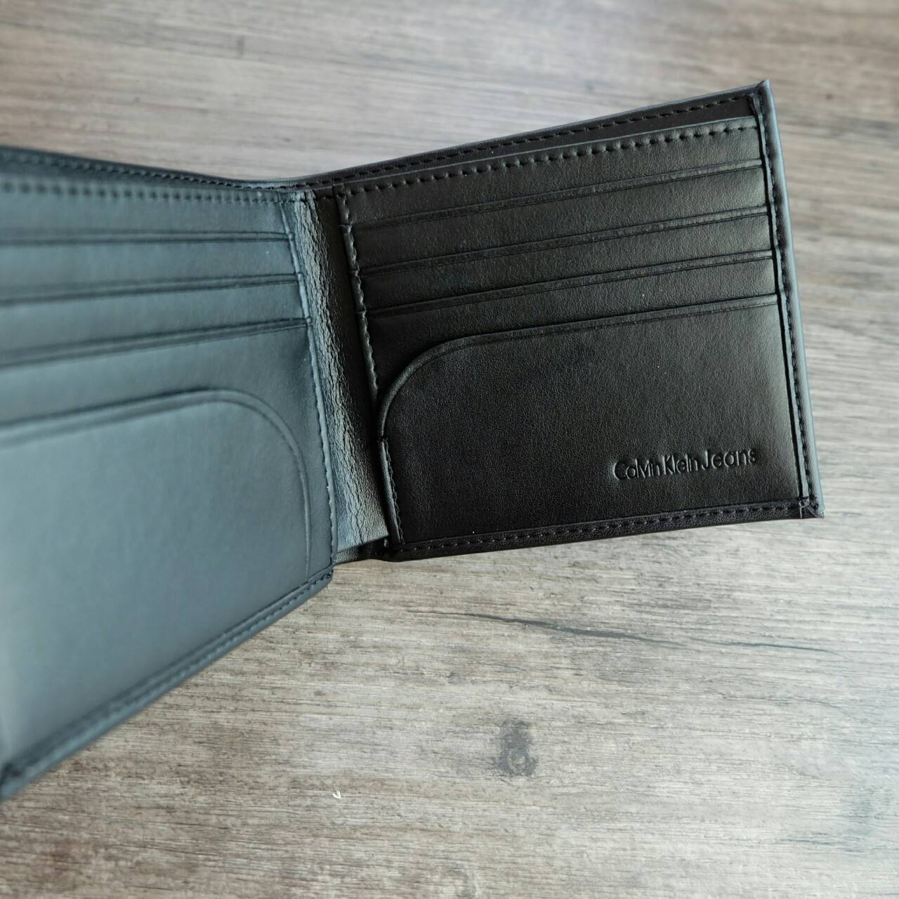 Calvin Klein Short Wallet กระเป๋าสตางค์ใบสั้น โดดเด่นด้วยโลโก้แบรนด์ปั๊มตัวใหญ่ ด้านหน้า ภายในมีช่องใส่ธนบัตรและช่องใส่บัตรหลายช่อง จะมอบเป็นของขวัญหรือใช้เองก็แนะนำค่ะ