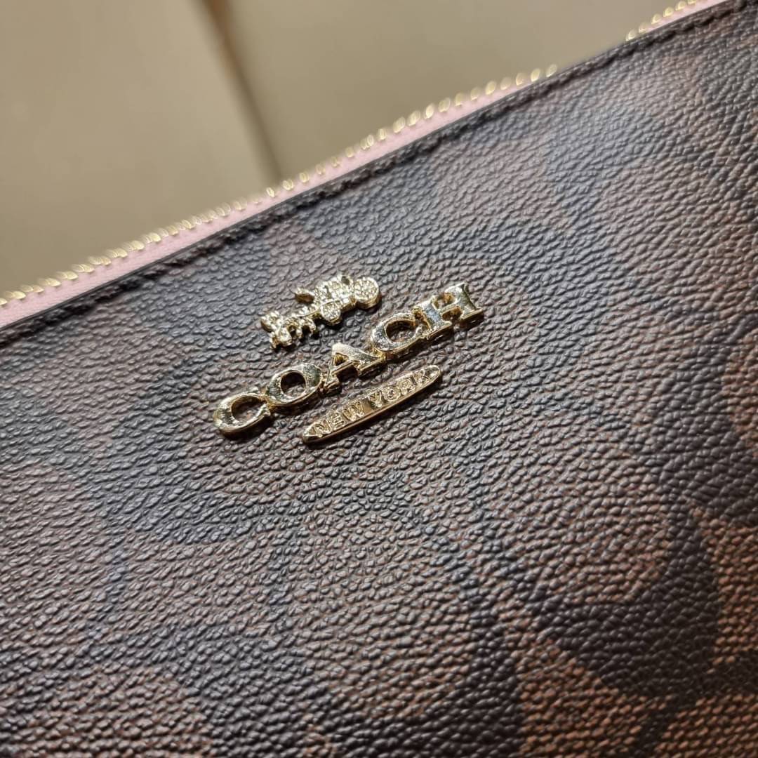 COACH 36674 TOP HANDLE POUCH IN SIGNATURE JACQUARD กระเป๋าทรงพอช ยอดฮิต ยกขึ้นแท่น ด้วยดีไซน์ที่ออกมาให้ใช้งานได้ง่าย ขนาดกำลังเหมาะ วัสดุหนังแคนวาสทนทาน ดีไปหมดขนาดนี้!! คุณลูกค้าถึงสั่งกันรัวๆจริงๆ ภายในโล่งกว้าง ใส่โทรศัพท์ได้ทุกรุ่น มาพร้อมสายคล้องแขน