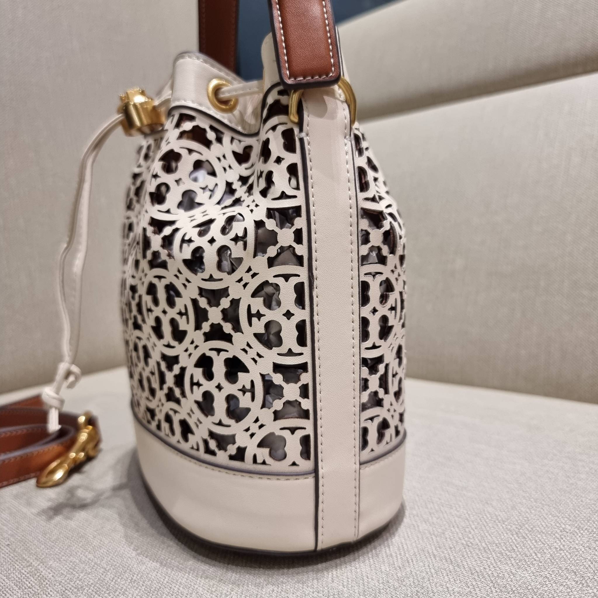 TORY BURCH T MONOGRAM LASER-CUT BUCKET BAG ใจบางที่สุดกับคอลเลคชั่นนี้ กับกระเป๋าสะพายทรงบัคเก็ต รุ่นชูโรงสุดฮิต ที่เพิ่มดีเทลความแพงด้วยการฉลุลวดลายโมโนแกรมรอบใบ ถักทอเป็นเส้นลายสานที่สวยงามมาก งานฝีมือจริงๆ วัสดุหนัง cowhide รูดเปิด-ปิดด้วยเส้นหนัง มาพร