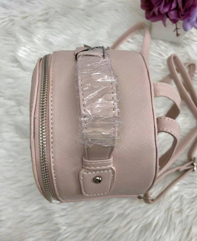 Bershka backpack bag ✔️รุ่นหายากค่ะ กระเป๋าสะพายหลัง หนังซาฟเฟียโน่ ด้านหน้าปักรูปดอกไม้ งานปักเน้นๆ สวยงามมากๆค่ะ เปิดปิดกระเป๋าแบบซิป ภายในโล่ง ใส่ของได้จุนะค่ะ สายสะพายด้านหลังเลื่อนปรับฟรีไซด์ค่ะ รุ่นนี้ขนาดกำลังดี น้ำหนักเบา ใบจริงน่ารักน่าใช้