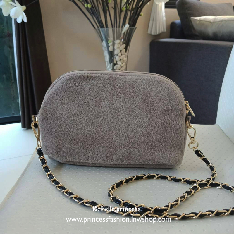 New Arrival!! อีกหนึ่งทรงสวยหรู *ถือออกงานได้เลยคะ กับรุ่นนี้คะ Chanel Precision wolf crossbody bag with chain กระเป๋าทรงโดมผ้าวูฟขนนุ่มเต็มใบ ด้านหน้าปักโลโก้CC หนังแก้วสวยหรู ด้านในเปิดปิดด้วยซิปบุผ้าสีน้ำตาลปั้มแบรนด์สวยหรู ใส่กระเป๋าสตางค์ยาวได้ สายโซ