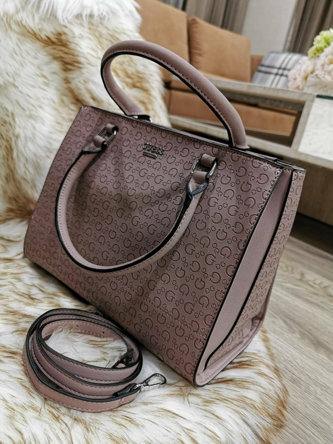 GUESS SINGNATURE SHOPPER BAG กระเป๋าถือหรือสะพายรุ่นล่าสุดจาก GUESS FACTORY หนังสวยอยู่ทรงปั้มลาย Singnature Brand รอบใบ ด้านหน้าประดับโลโก้แบรนด์ หูหิ้วเเข็งเเรงพับลงได้ เปิดปิดด้วยซิปสะดวกใช้ ขนาดกำลังดี ภายในมีช่องซิปและช่องใส่ของ กว้างและจุ น้ำหนักเบา