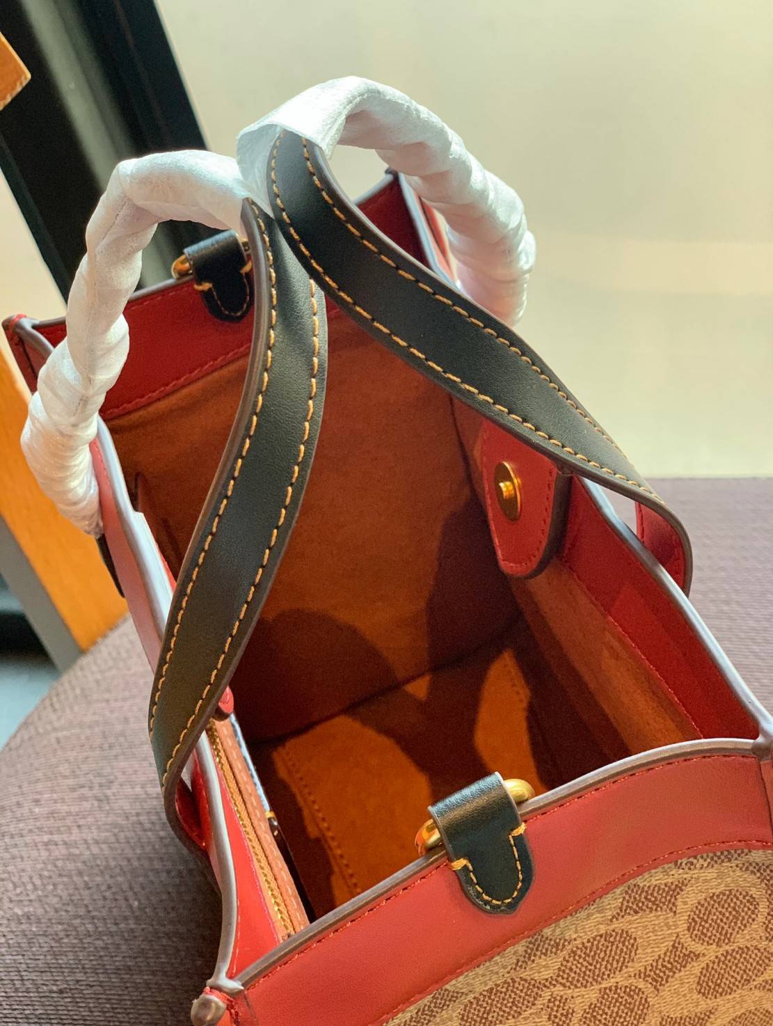 COACH LUNAR NEW YEAR FIELD TOTE 22 IN SIGNATURE CANVAS WITH TIGER REXY ((C7767)) 📌พร้อมส่งที่ไทย ต้อนรับปีเสือนี้กันค่าา! กระเป๋าทรงTote หนังแท้สวย 🔺ด้านหน้า สกรีนลาย Tiger Rexy อันเป็นสัญลักษณ์ประจำปีกันเลยค่ะ ปากกระเป๋าเปิดปิดแบบกระดุมแม
