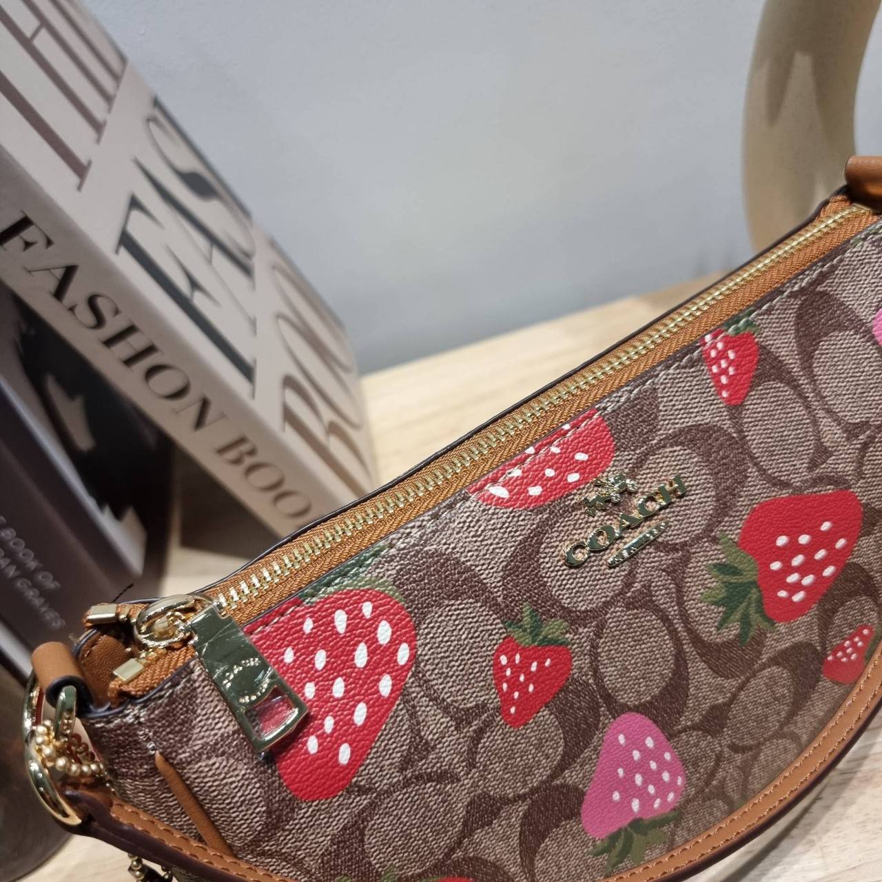 COACH F58321 TOP HANDLE POUCH คอลเลคชั่นสุดฮิต กับดีไซน์ใหม่ น่ารักน่าใช้ทุกแบบ กระเป๋าพอชทรงใช้งานง่าย สะดวก กะทัดรัด วัสดุหนังแคนวาสเคลือบคุณภาพ มาพร้อมสายคล้องในตัว และสายสะพาย crossbody ปรับเปลี่ยนได้ตามสไตล์ อีกหนึ่งไอเท็มที่สาวๆต้องมี ในราคาสุดคุ้ม 