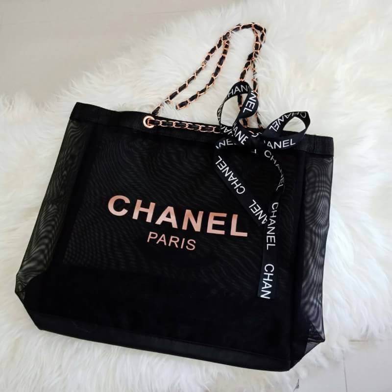 Chanel Shopping Bag With Chain & Ribbin กระเป๋าสะพายใบใหญ่ทรง Shopping Bag Limited Edition พรีเมี่ยมกิ้ฟของแท้นำเข้าจาก Chanel Perfume Counter ของแท้100% ใบใหญ่วัสดุ Nylon โปร่ง♡ ปั้ม CHANEL เปิดปิดด้วยแถบแม่เหล็กซ่อนด้านใน บุฟองน้ำที่ฐานมาพร้อมสาย