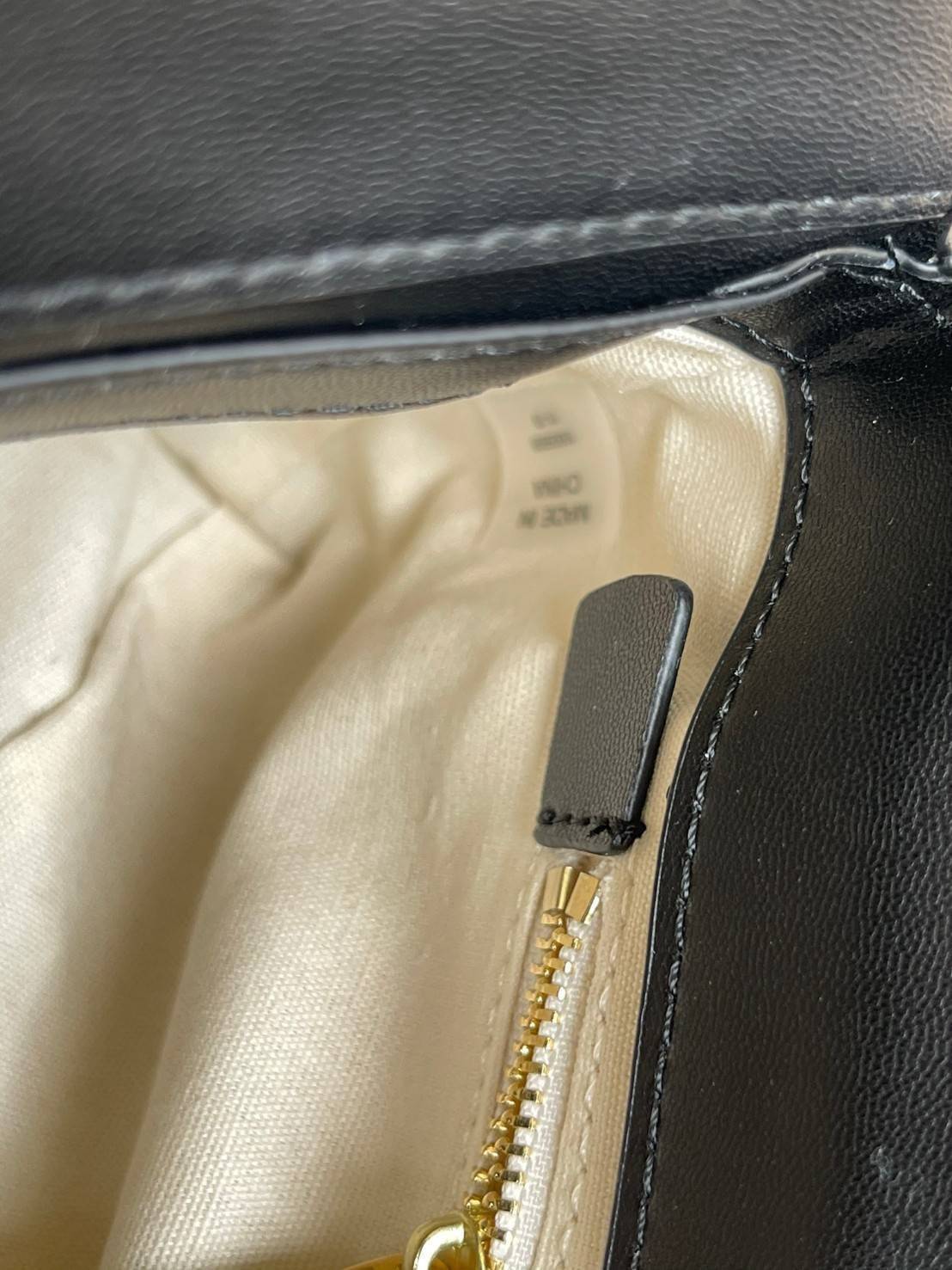 Tory burch Miller Metal clutch กระเป๋าคลัทช์ดีไซน์เรียบหรูออกแบบมาได้อย่างลงตัว ด้วยรูปทรงที่สวยงามและทันสมัย จากแบรนด์ Tory Burch ขนาดกำลังดี สามารถใส่กระเป๋าสตางค์หรือเครื่องสำอางค์ได้ตามขนาดกระเป๋า ในเรื่องของดีไซน์และLogo DoubleT เฉดเดียวกับสีของกระเป