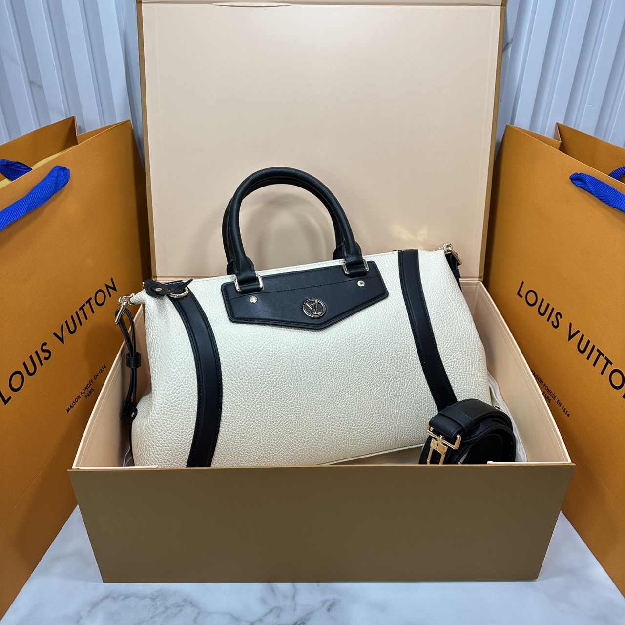 ORI หนังแท้ | LV Biker PM bag กระเป๋าสะพาย ใหม่ล่าสุดเปิดตัวโดดเด่นใน Spring -Summer 2025 ได้แรงบันดาลใจมาจากเสื้อแจ็คเก็ตไบเกอร์สุดไอคอนิก โทนสีคลาสสิกเหนือกาลเวลาไอเท็มหลักเปี่ยมสไตล์ประจำฤดูกาลนี้และในอนาคต