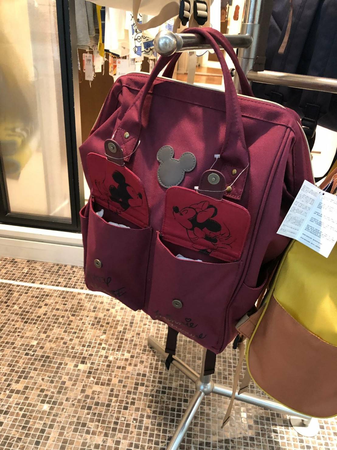 Belle Maison's Disney Fantasy Bags! รุ่น Classic Backpack จากBellemaison แห่งเดียวในประเทศญี่ปุ่น มีรูปโฉมและสไตล์ใช้งานคล้ายแบรนด์ Anello แต่งแต้มสีสันและลวดลายเพิ่มเติมลงบนกระเป๋าจากเหล่าการ์ตูนของดิสนีย์ เป็นรุ่นลิมิเตทสุดๆที่ออกมาไม่บ่อยเลยคร้า!!